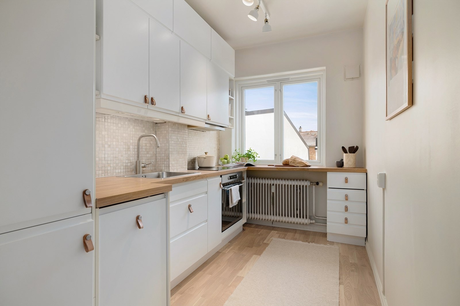 Sitat selger: "Vi har også satt veldig pris på at kjøkkenet er i et eget, separat rom, slik at gryter og oppvask kan gjemmes unna for gjestene som har blitt servert i stua." Galleribilde