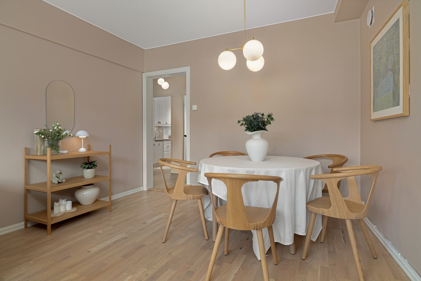 De sarte pastell fargetonene i leiligheten skaper en nærmest glidende overgang mellom rommene. Galleribilde