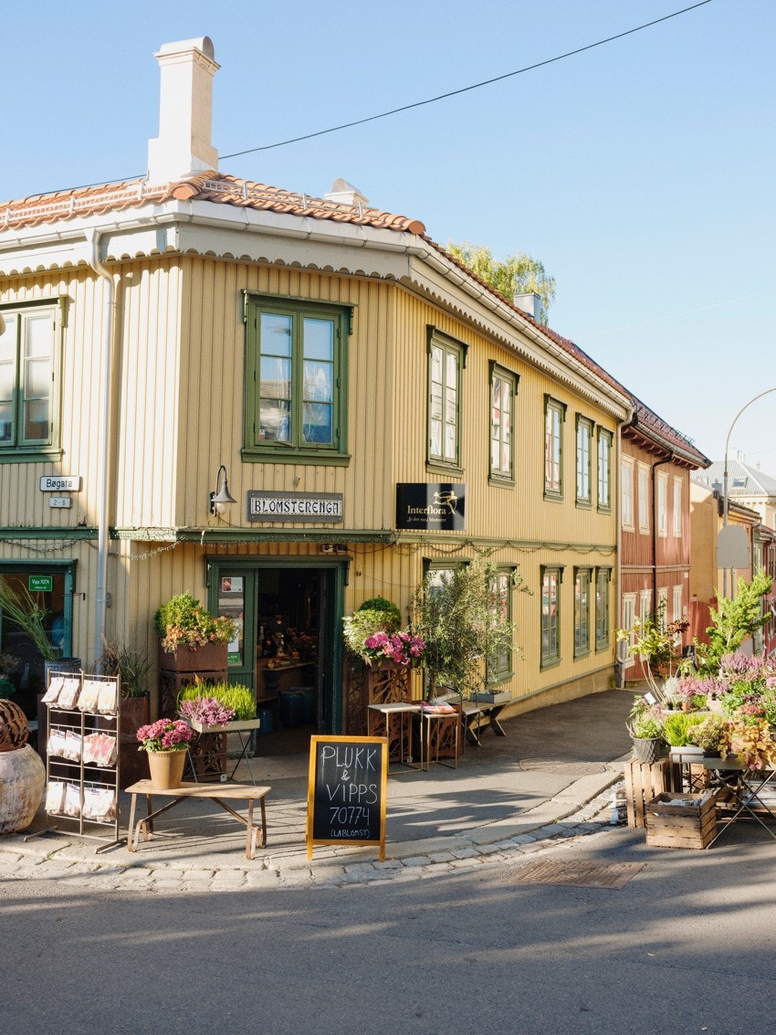 Helgebuketten kan kjøpes inn på Blomsterenga blomsterbutikk i det koselige gule trehuset på hjørnet av Bøgata. Galleribilde