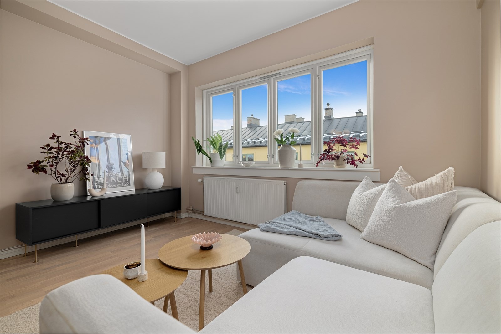 Veggene på stuen er malt i den fine pudderfargen Soft skin fra Jotun. Galleribilde