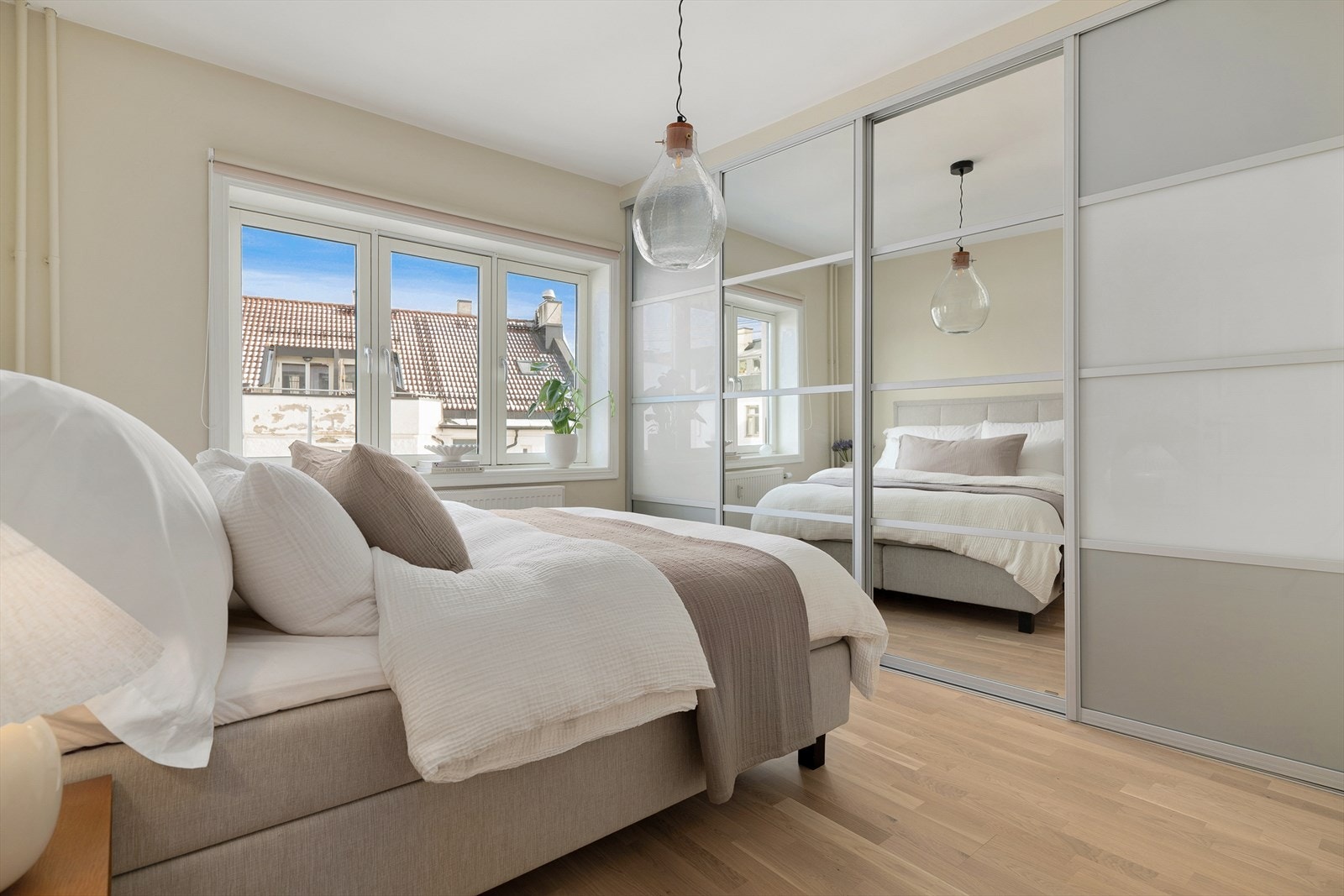 Soverommet har en svært sjenerøs størrelse og ligger skjermet og stille mot bakgården. Det er rikelig med oppbevaringsplass i skyvedørsgarderoben i enden av rommet. Galleribilde