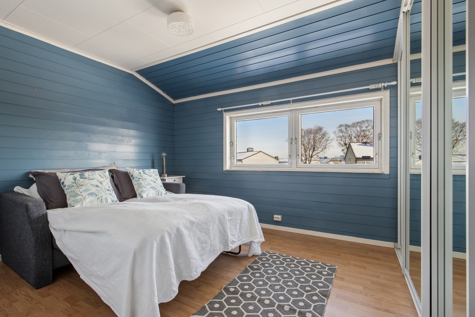 Hovedsoverommet har god plass til dobbeltseng og oppbevaring. Galleribilde