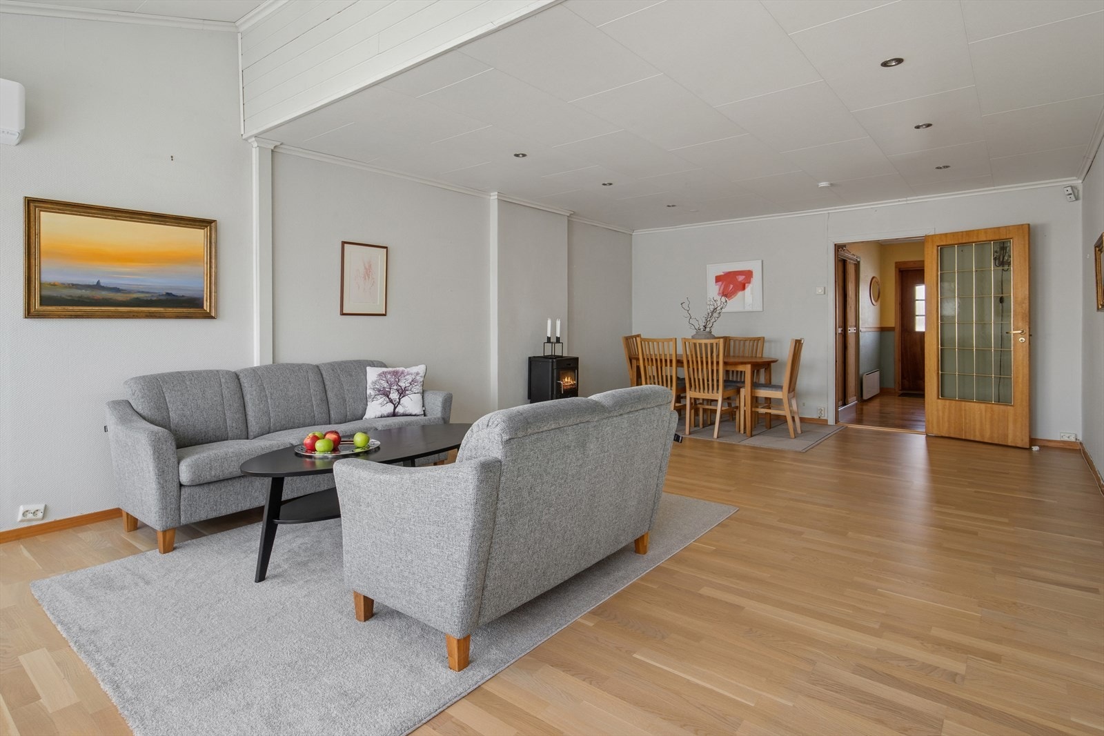 Stuen er et sosialt samlingspunkt med enkel tilgang til kjøkken og entré. Galleribilde