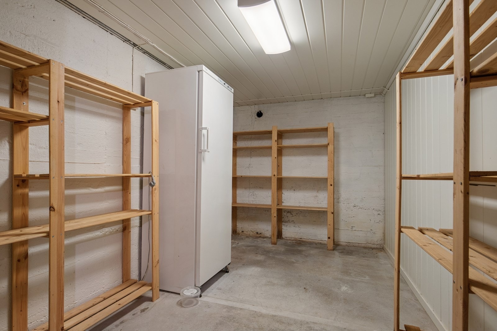 Boligen har gode lagringsmuligheter med en romslig bod i kjelleren. Galleribilde