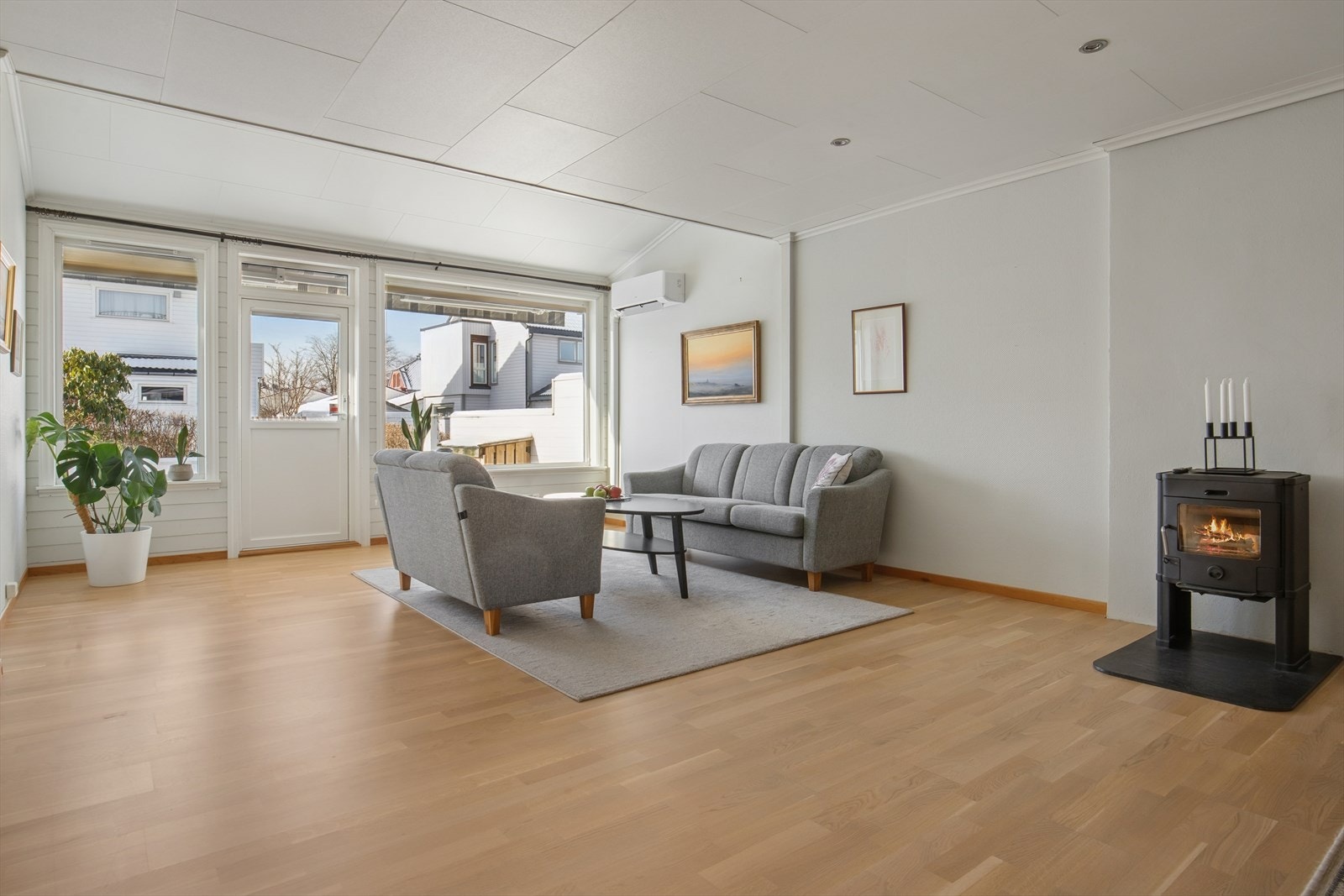 En vedovn i stuen gir både hygge og en effektiv tilleggsvarmekilde på kalde dager. Galleribilde