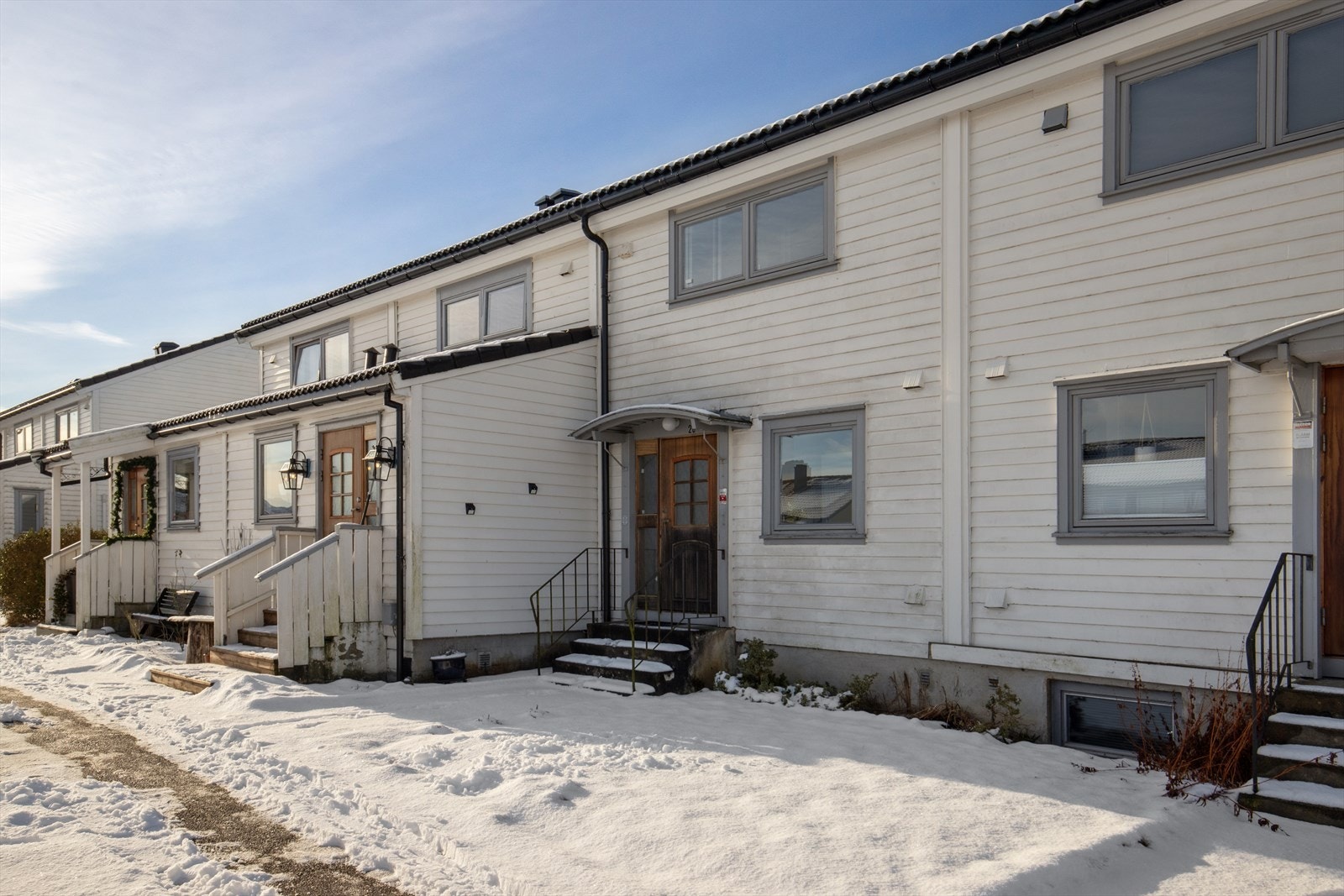 Fellesarealene er pent opparbeidet med plener, busker, trær og annen beplantning, og inkluderer lekeplasser samt en fotballøkke for beboerne. Galleribilde