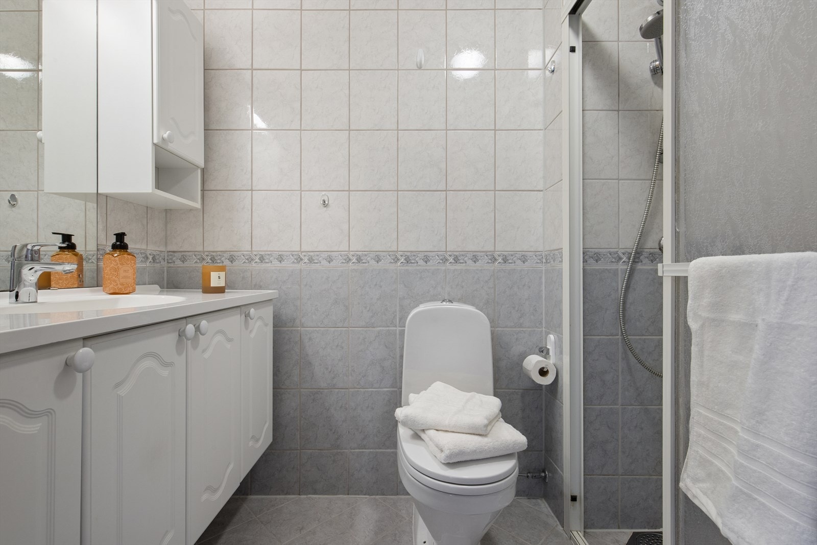 Badet ble pusset opp i 2003 og har flislagte overflater og elektriske varmekabler i gulvet. Galleribilde