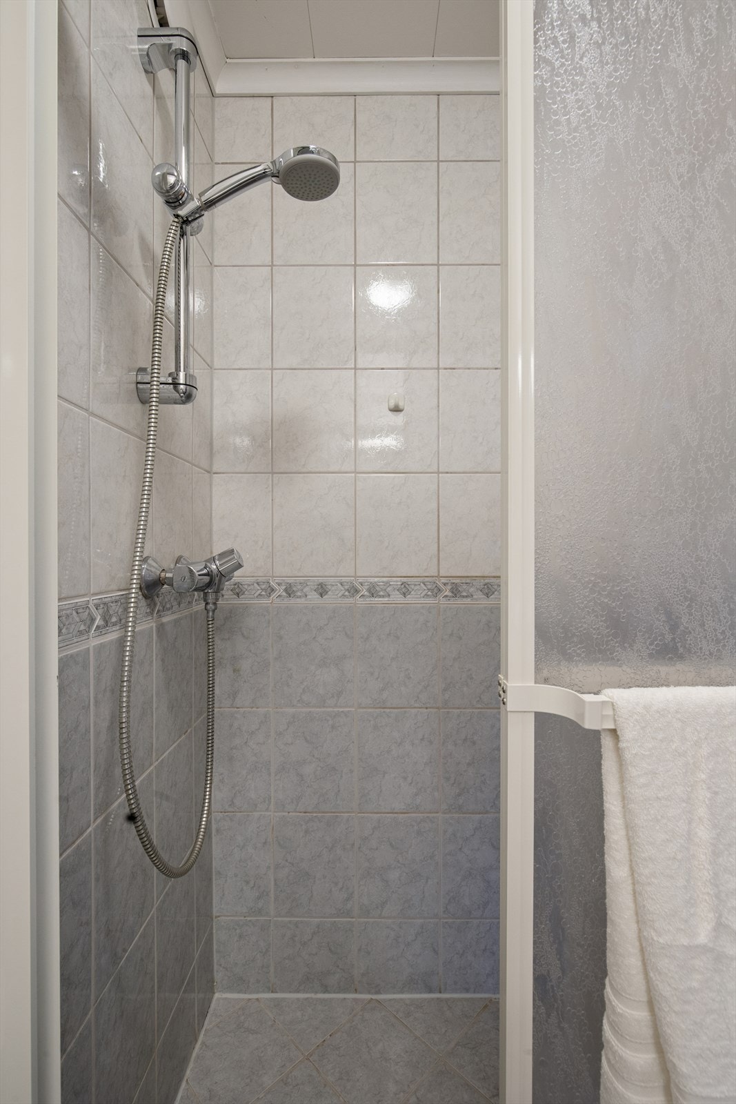 Baderommet er utstyrt med dusjhjørne med innfellbare vegger for en arealeffektiv løsning. Galleribilde