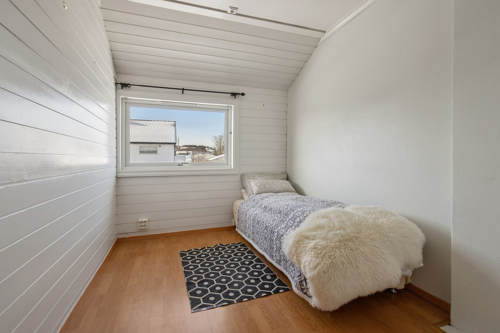 Boligen har en barnevennlig planløsning med soverommene på samme plan. Galleribilde