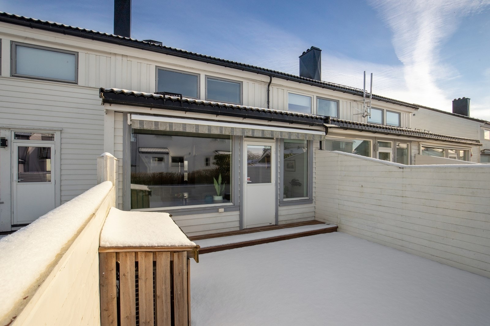 Terrassen har terrassebord av tre og er en naturlig forlengelse av stuen. Galleribilde