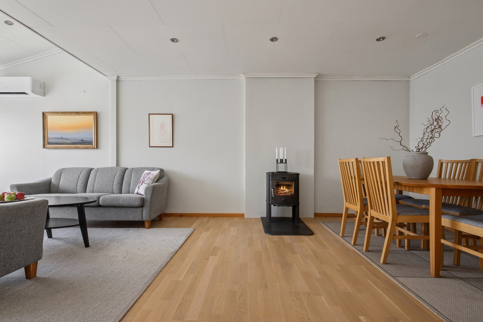 Første etasje har en god planløsning med plass til både sofagruppe og spisebord. Galleribilde