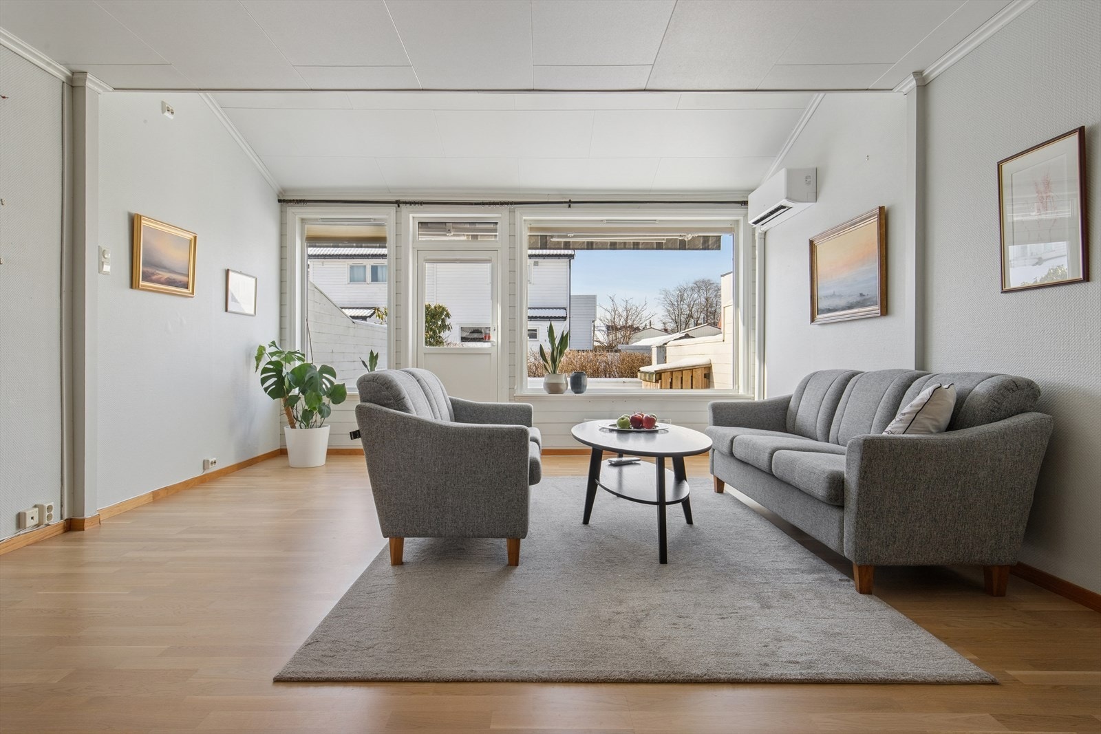 Store vindusflater slipper inn rikelig med dagslys. Varmepumpe fra 2021 sikrer jevn temperatur. Galleribilde