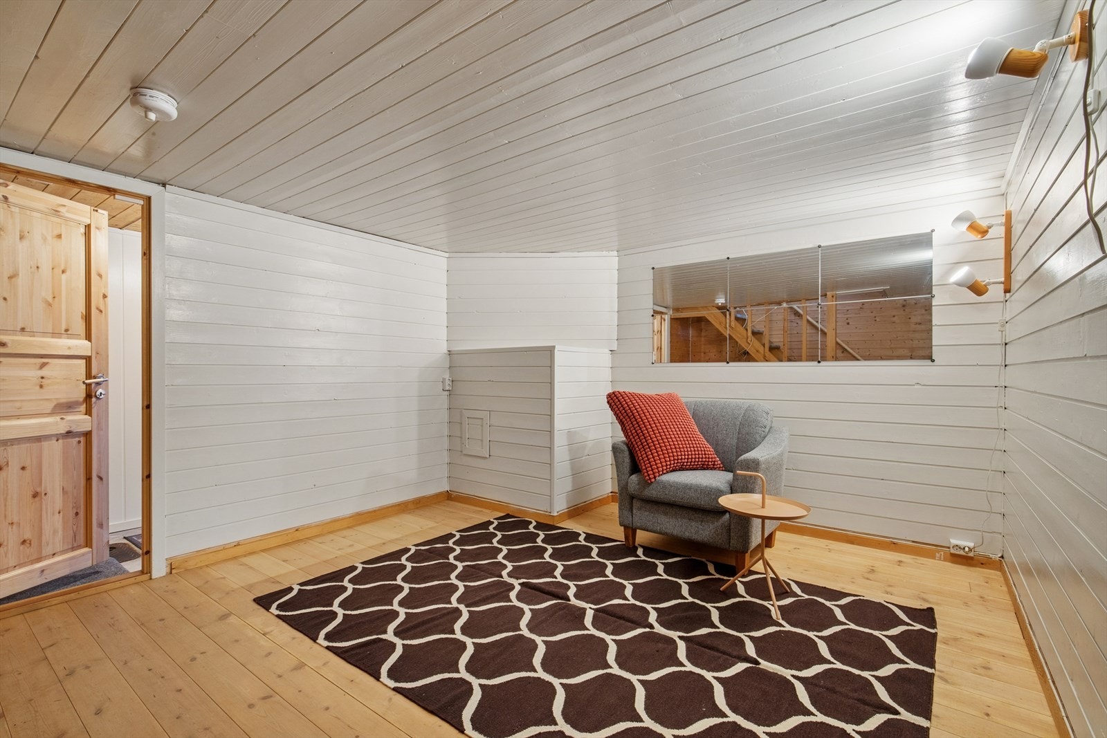 I kjelleren er det et rom som er i bruk som kjellerstue, men rommet er ikke godkjent som oppholdsrom. Se punkt "ferdigattest". Galleribilde