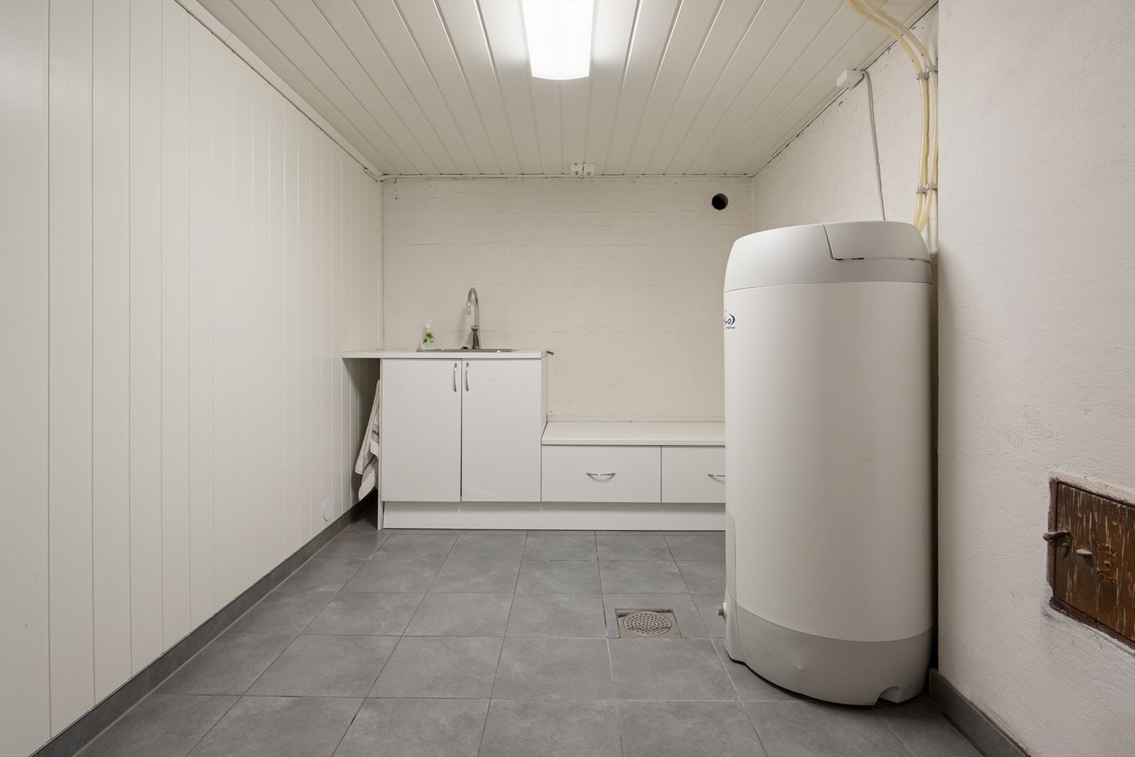 Eget vaskerom ble etablert i kjelleren i 2015, med flislagt gulv og opplegg for vaskemaskin. Rommet er ikke byggemeldt. Se pkt. ferdigattest i salgsoppgaven. Galleribilde