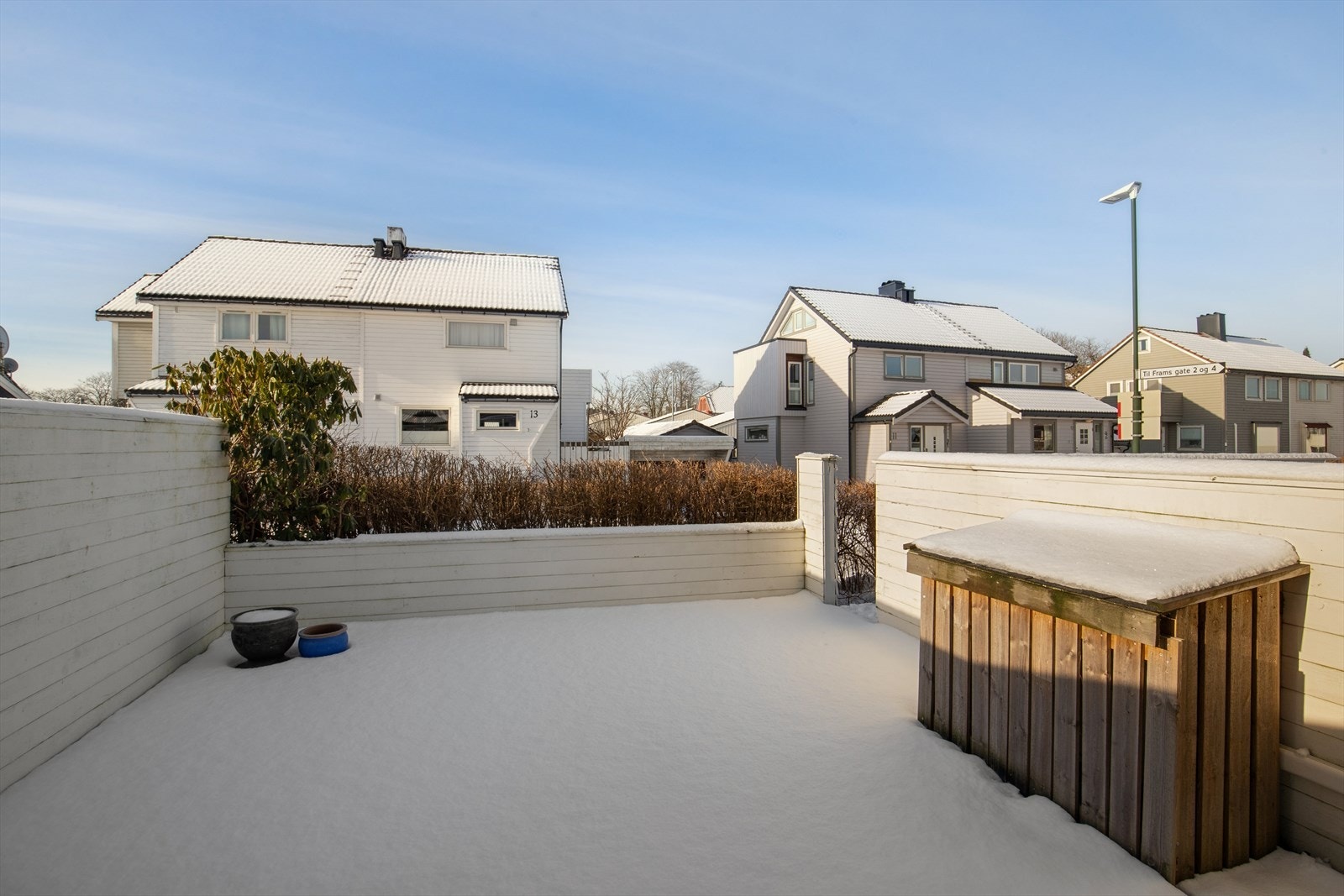 Terrassen er skjermet og gir et privat uterom med god plass til utemøbler. Galleribilde