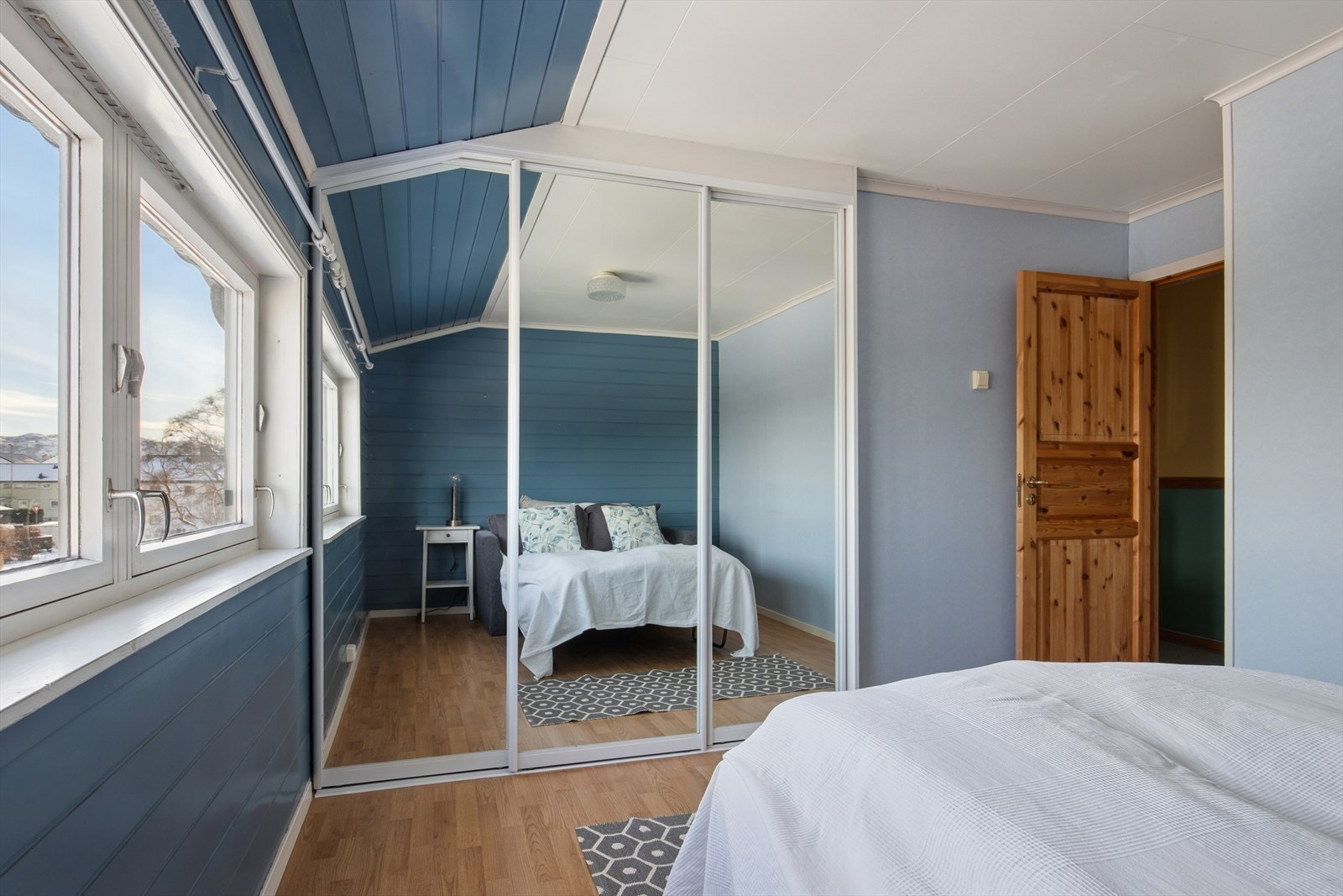 En stor skyvedørsgarderobe med speilfronter gir rikelig med lagringsplass. Galleribilde