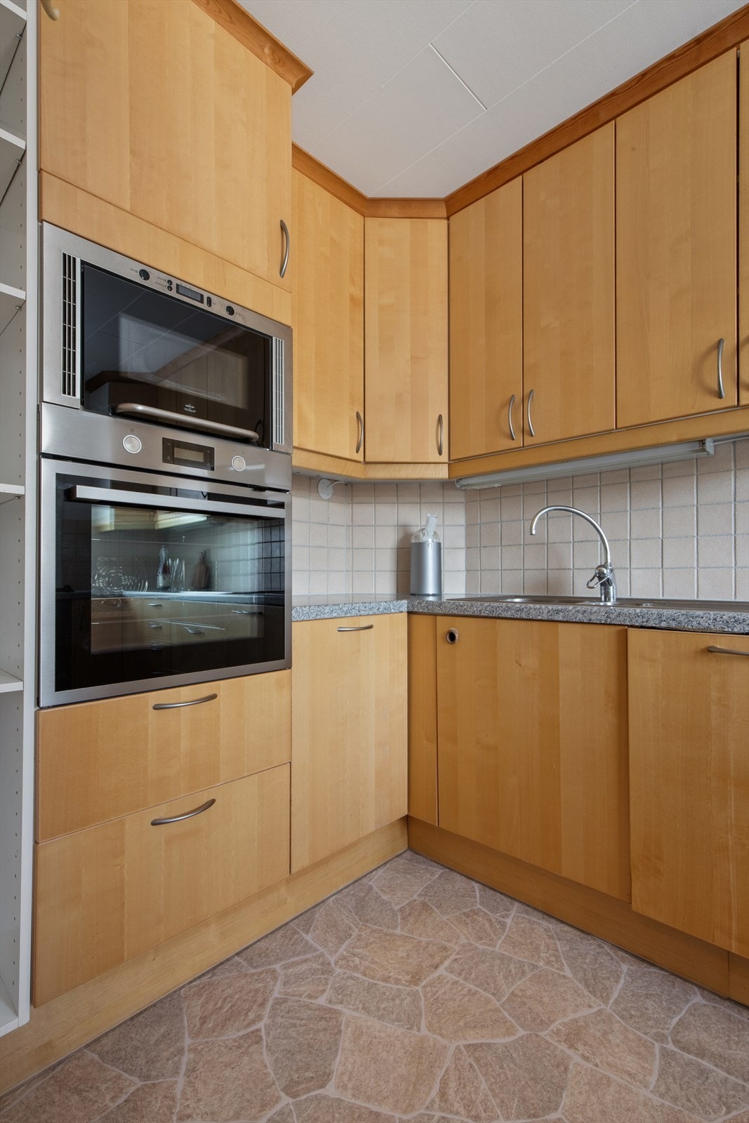 Kjøkkenet er fullt utstyrt med integrerte hvitevarer, inkludert kjøleskap og oppvaskmaskin. Galleribilde