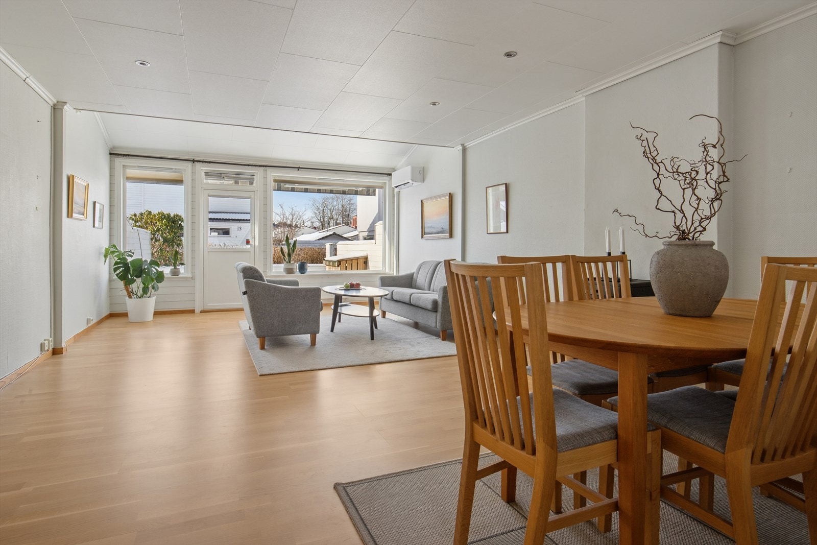 Den romslige stuen ble utvidet med et tilbygg i 2007, som gir god plass til flere soner. Galleribilde