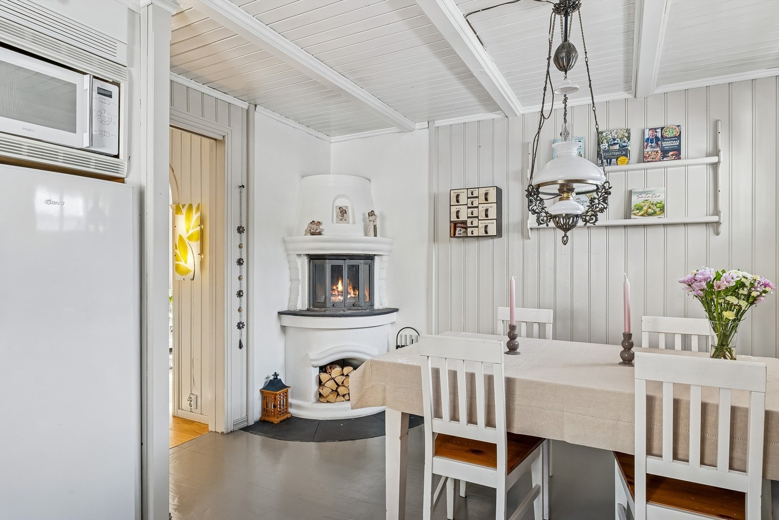 Koselig kjøkken og spisestue med peis. Galleribilde