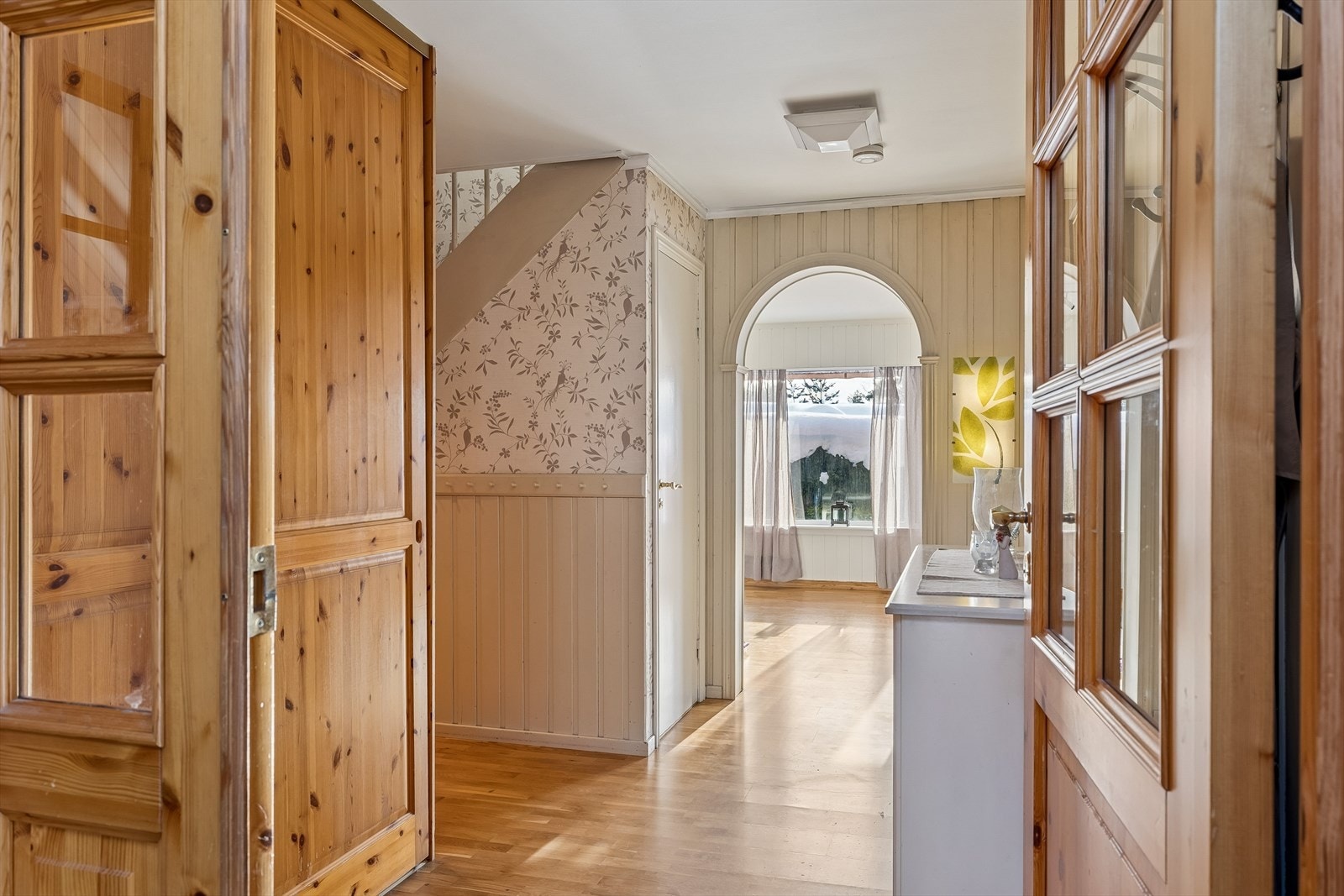 Før man kommer inn i gangen er det godt med oppheng i vindfanget, samt skyvegarderobe på venstre side. Galleribilde