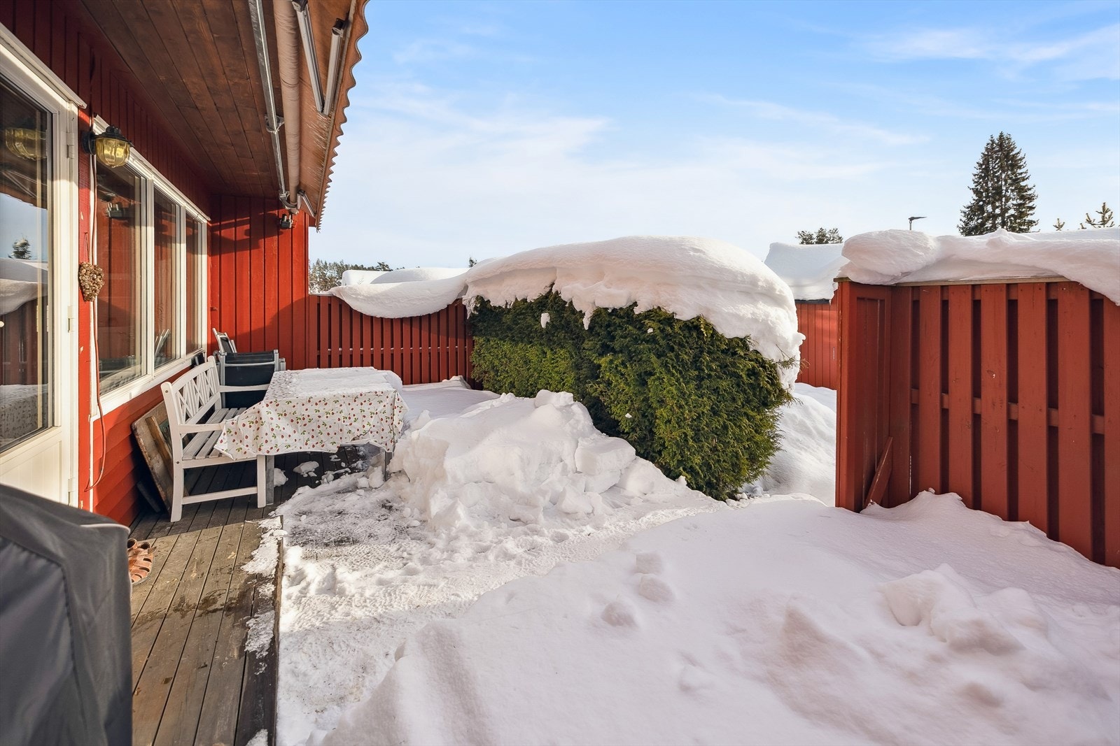Stor terrasse på 30 kvm. Her er det god plass til sittegrupper og grill. Port og trappeløp ned til hagen. Galleribilde