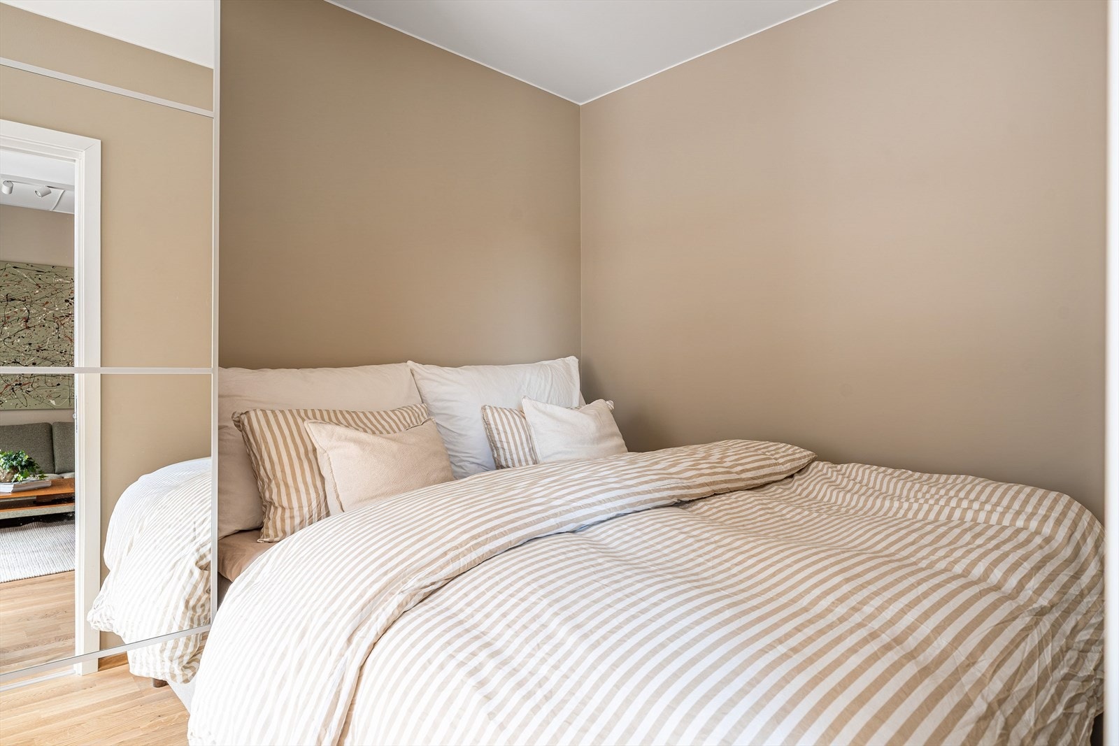 Soverommet er utstyrt med et romslig garderobeskap som medfølger i handelen. Galleribilde