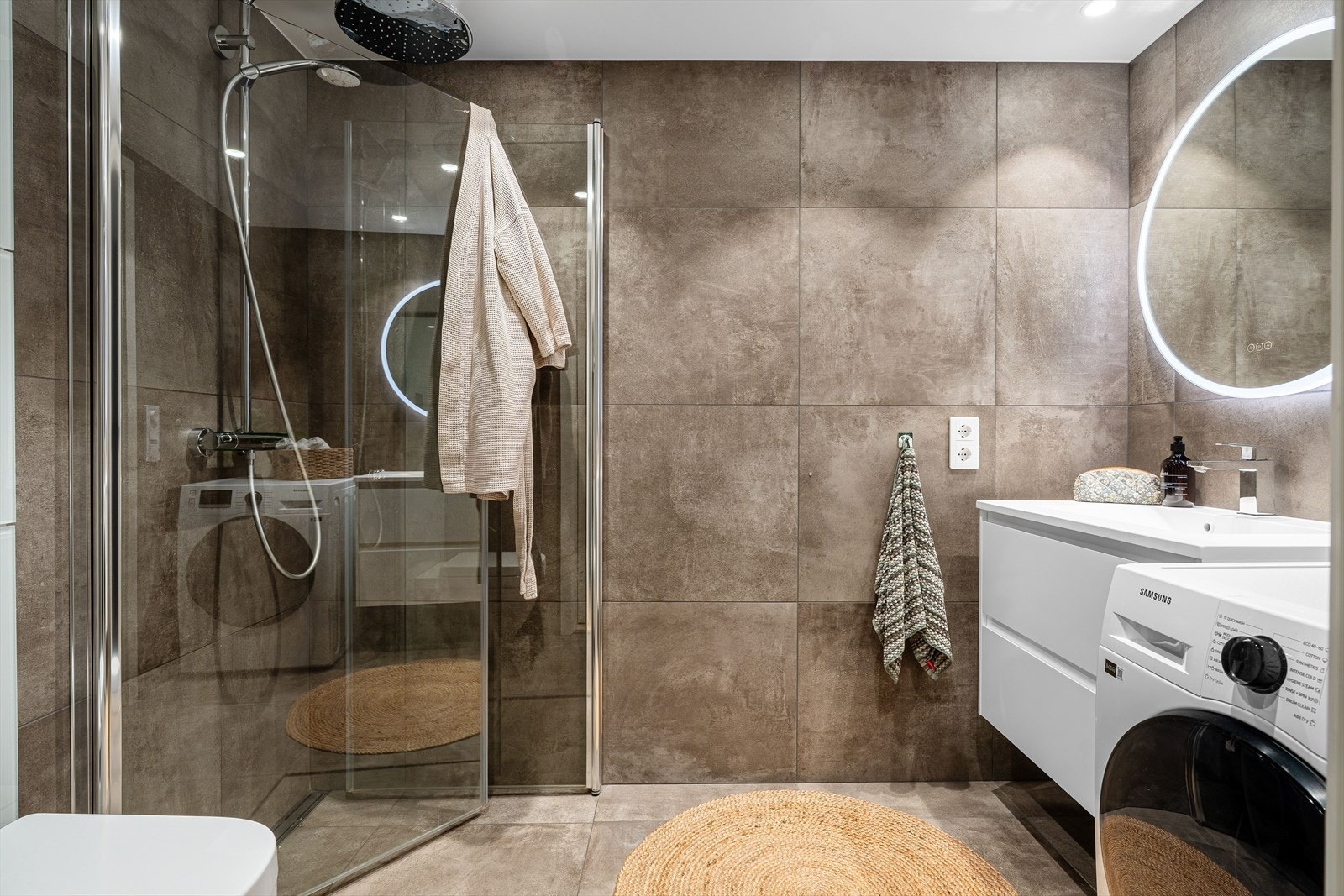 Badet har en delikat og tidsriktig utførelse med downlights i himling. Galleribilde