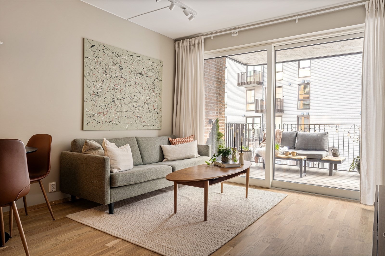 Leiligheten varmes opp via fjernvarme, og det er balansert ventilasjonsanlegg som bidrar til et godt inneklima. Galleribilde