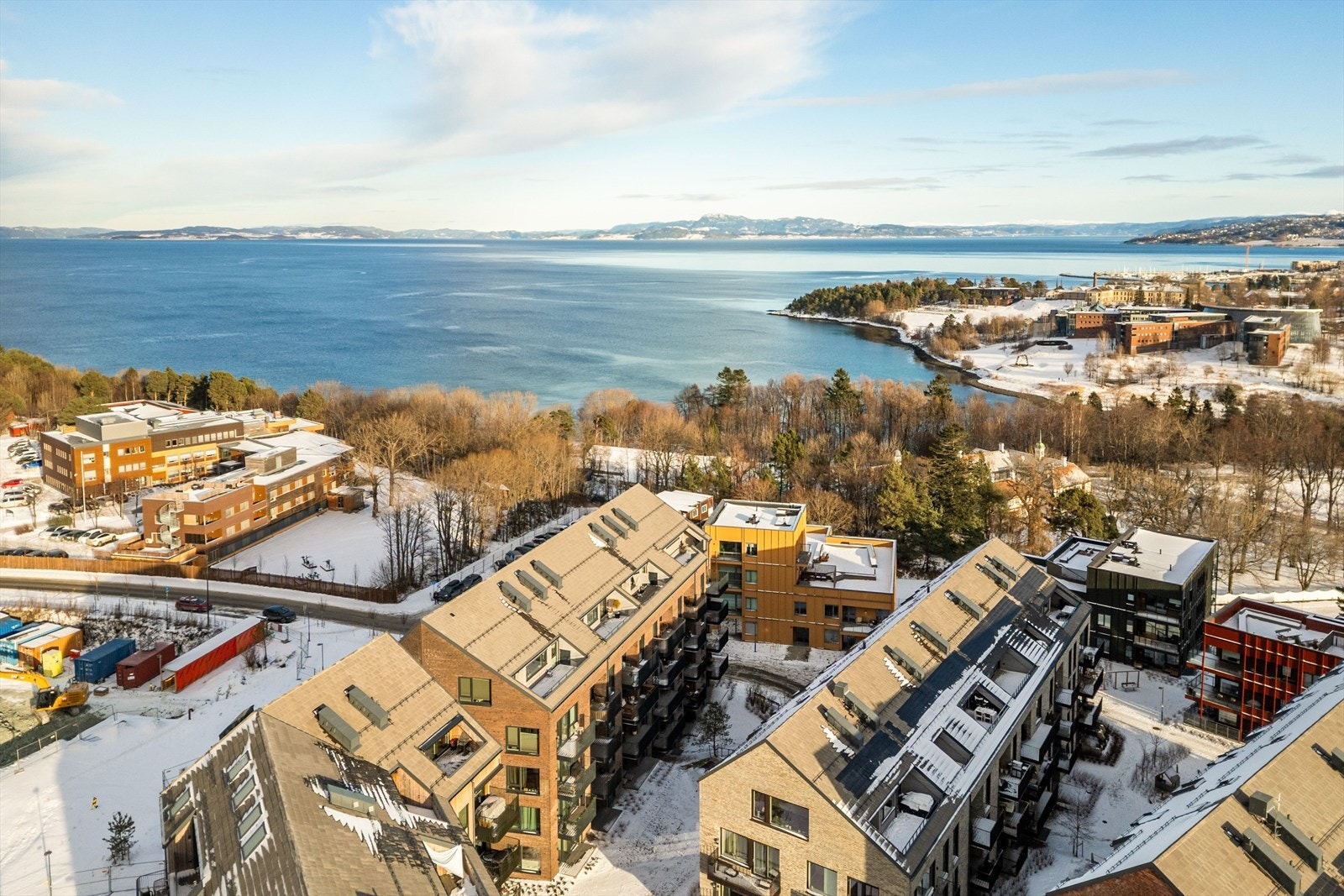 Leiligheten ligger i et nytt område på Lade/Leangenbukta med umiddelbar nærhet til fjorden og et upåklagelig utvalg av butikker og servicefunksjoner. Galleribilde