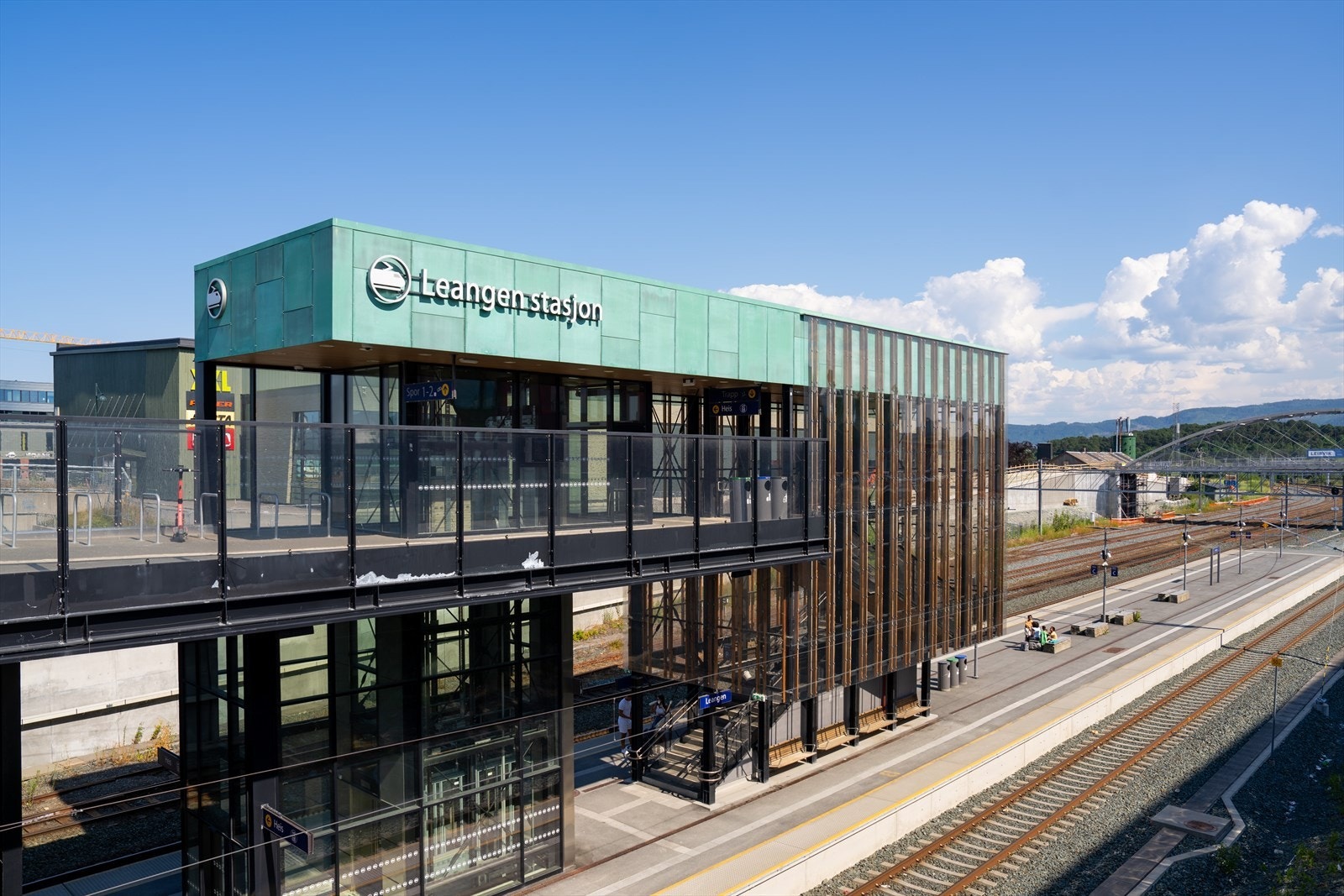 Det er gangavstand til Leangen stasjon med togavganger i både nord- og sørgående retning. Galleribilde