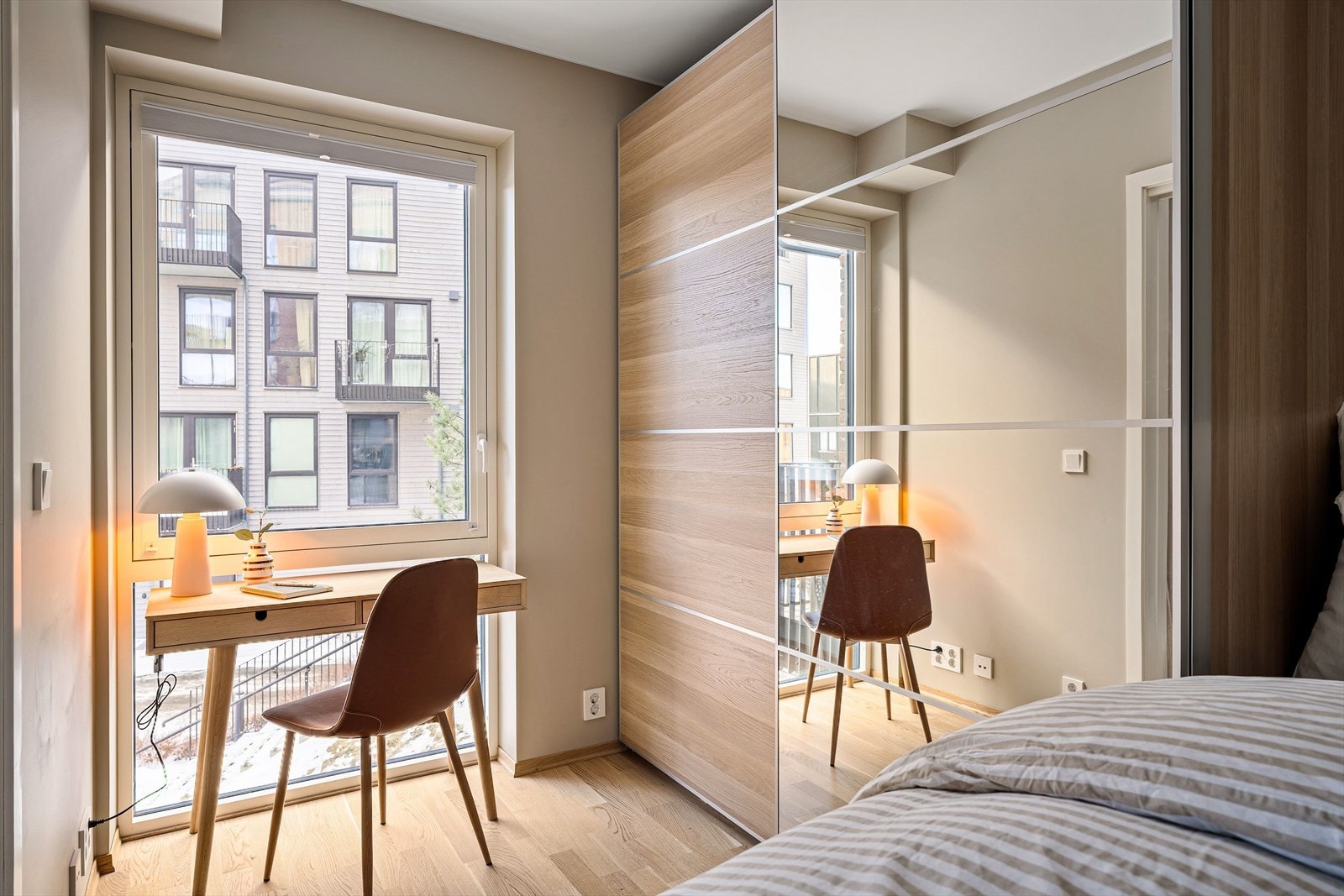 Soverommet er utstyrt med datauttak og ekstra stikkontakter - ideelt for hjemmekontor. Galleribilde