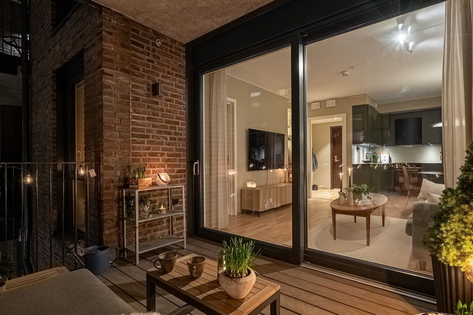 Trekk den store glassdøren til side, og skap en flytende overgang mellom ute og inne. Galleribilde