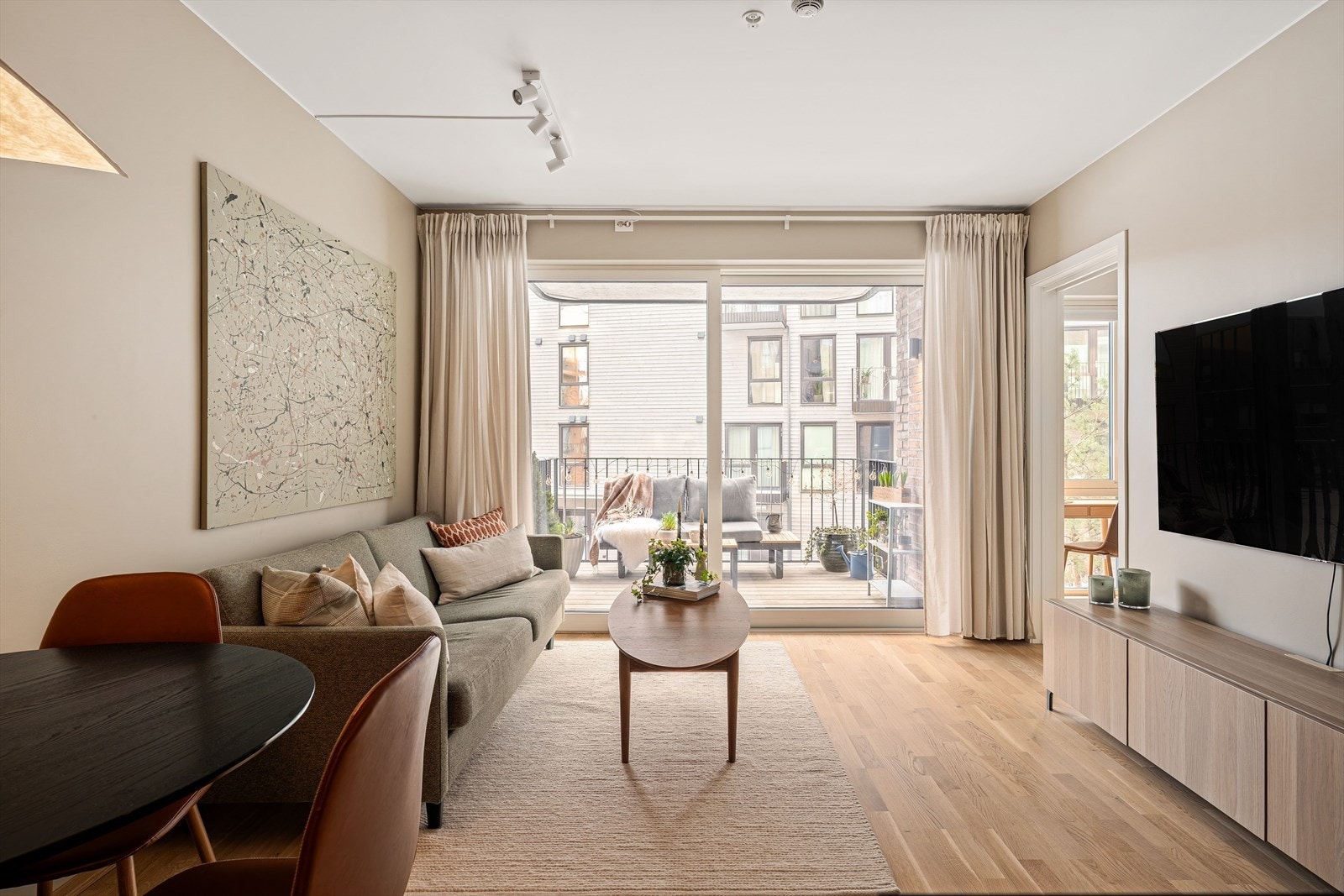 Store vindusflater gir rikelig med lysinnslipp og en god atmosfære. Galleribilde