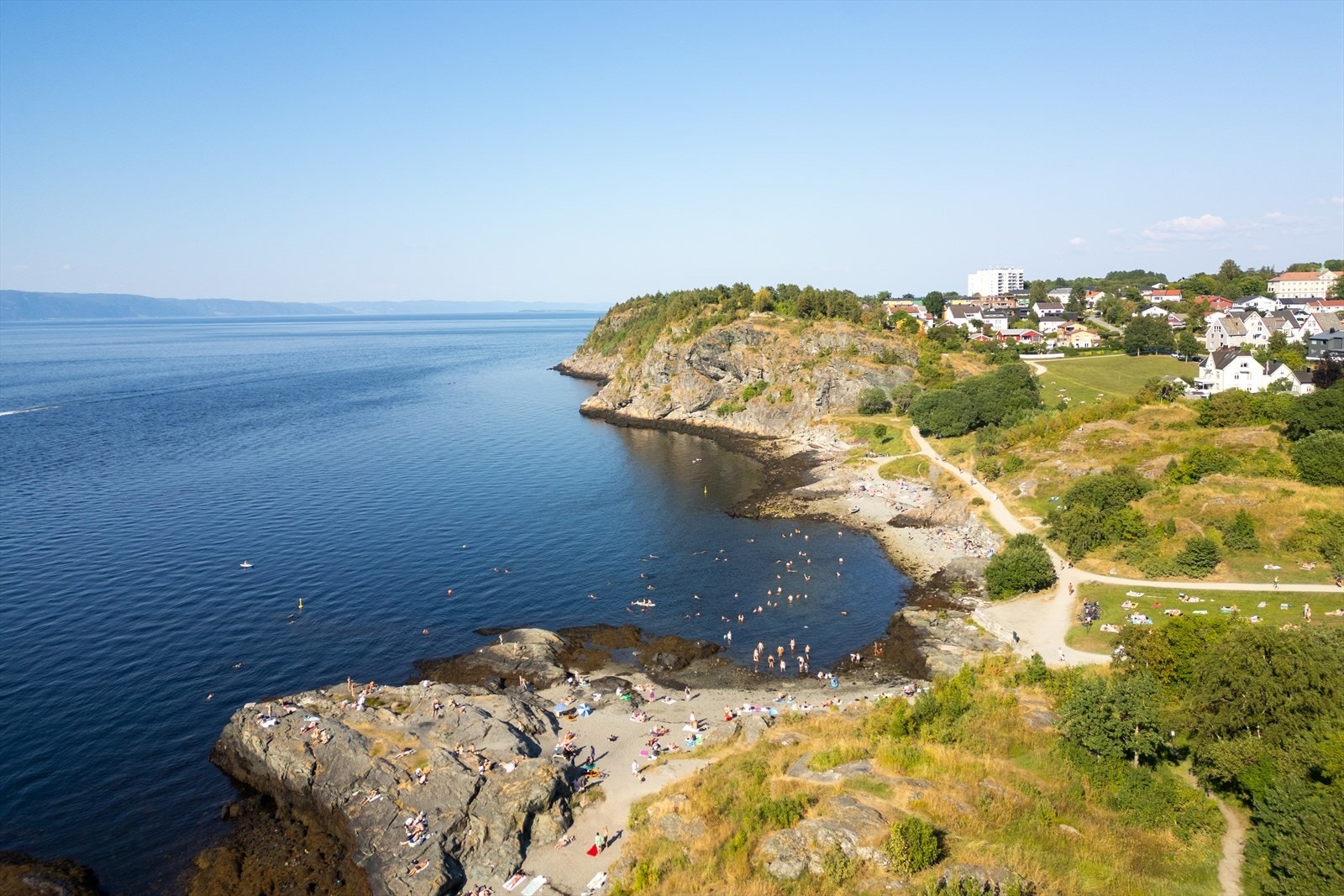 Ladestien er en flott tursti i idylliske omgivelser langs fjæra til Trondheimsfjorden. Ladestien går fra Ladehammeren til Grilstadfjæra, og langs stien ligger flere grøntområder og flere badeplasser som Korsvika, Djupvika og Ringvebukta. Galleribilde