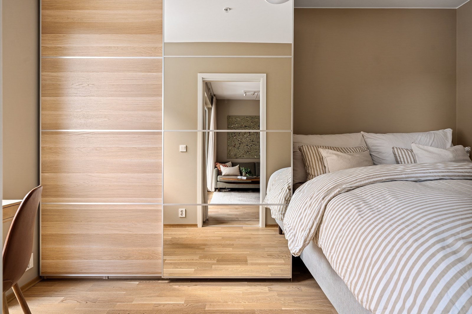 Leilighetens soverom ligger med adkomst fra stuen og måler 8,7 kvm. Det er plass til 180 cm seng på innsiden av garderobeskap. Galleribilde