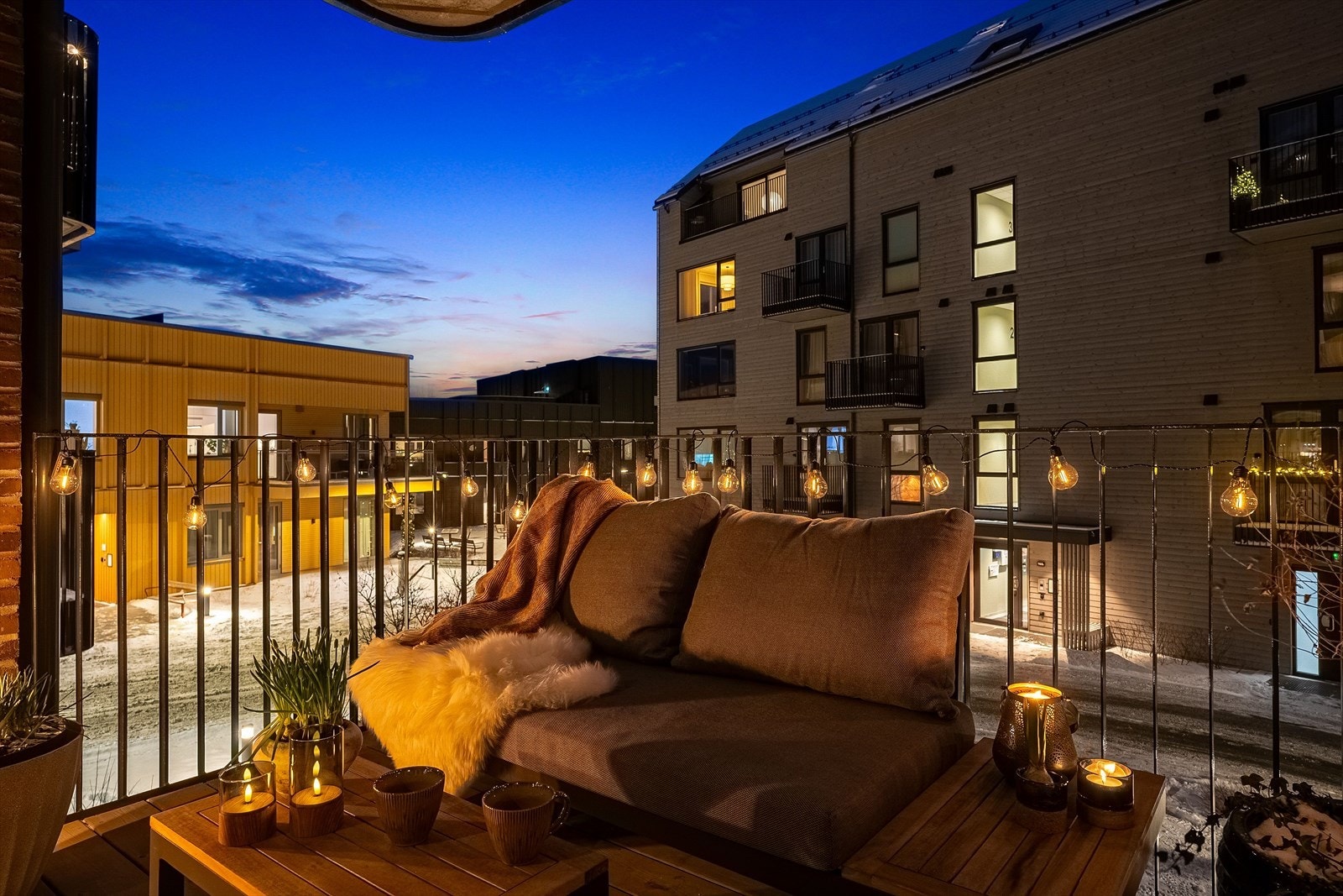 Balkongen er utstyrt med både stikkontakt og belysning. Galleribilde