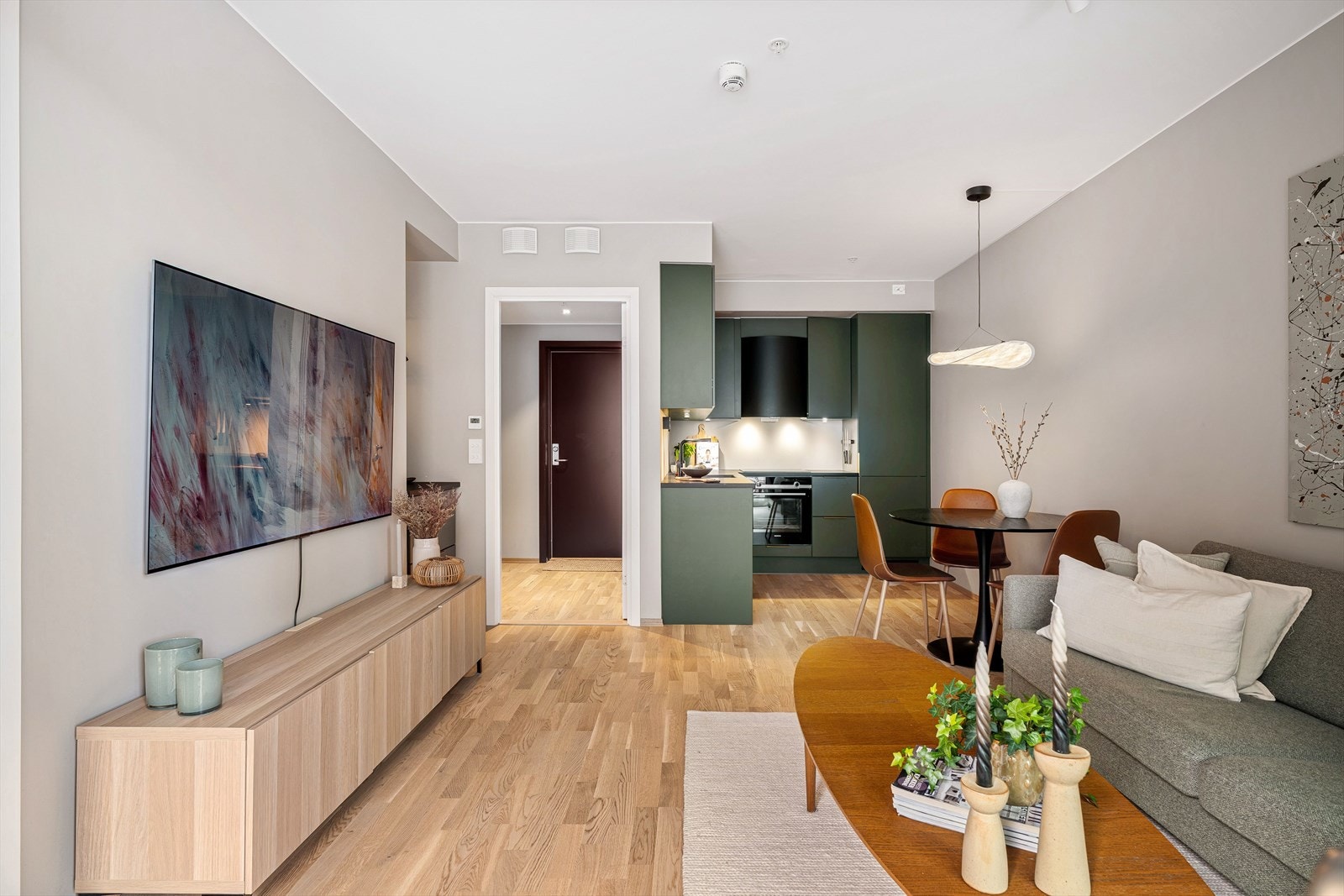 Gjennomgående for leiligheten er god takhøyde, slette vegger med moderne fargevalg og tre-stavs eikeparkett på gulv. Galleribilde