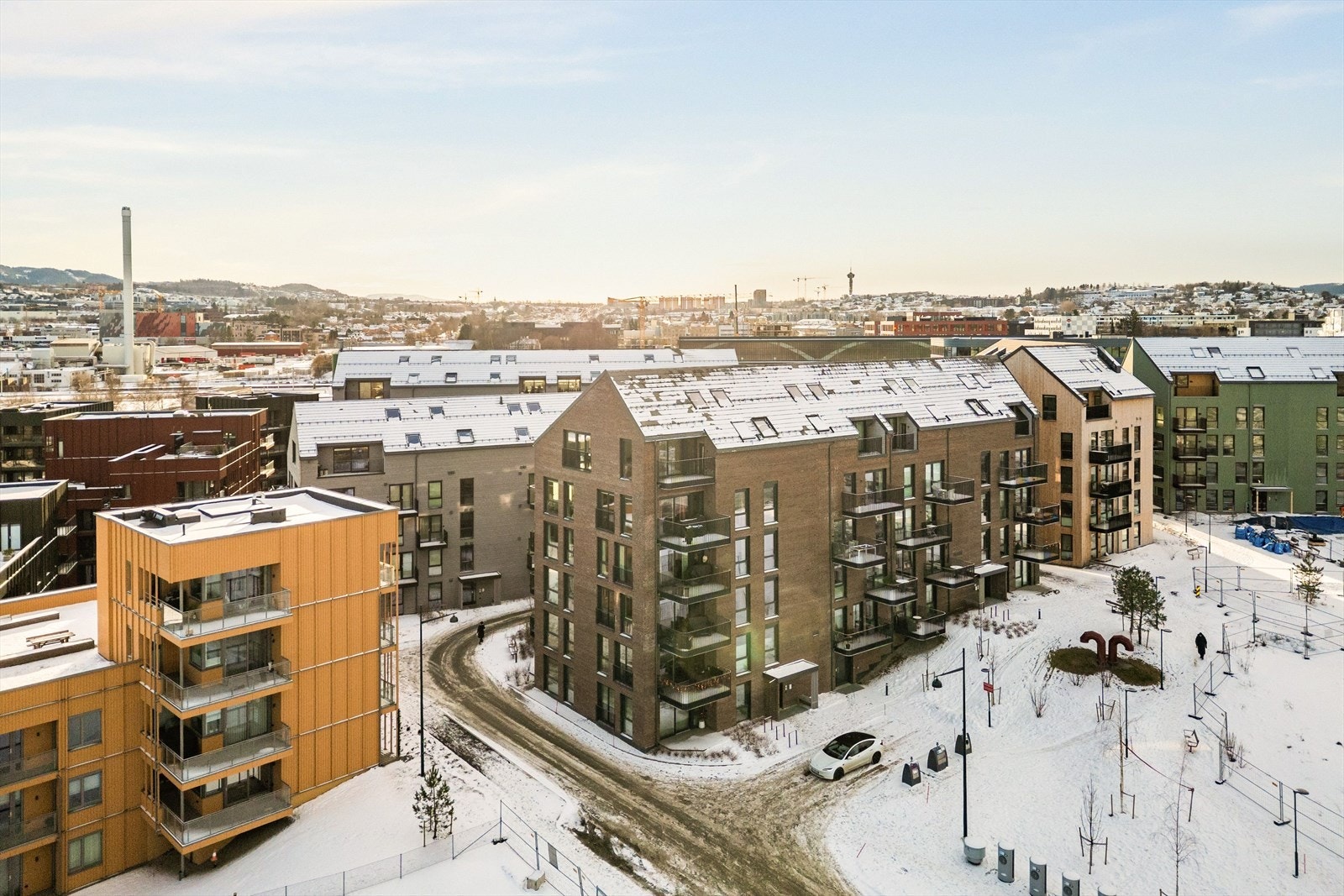 Fellesarealene er i parkmessig utførelse, der selve arkitekturen er spennende og skiller seg ut fra tradisjonell blokkbebyggelse. Uteområdene byr blant annet på flotte lekeplasser, flere sittebenker og flott beplantning. Galleribilde