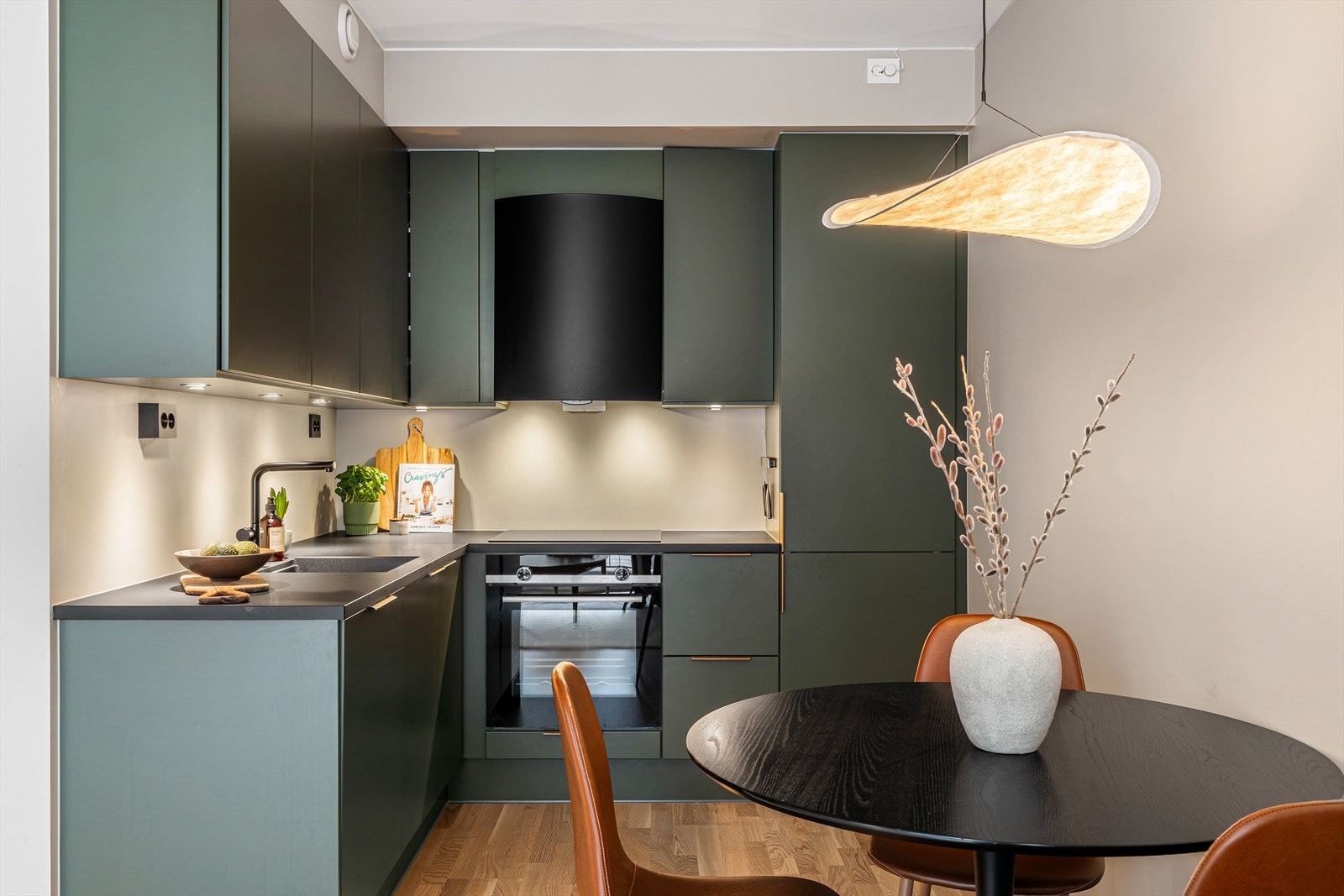 Leiligheten har et flott kvalitetskjøkken fra JKE, med gjennomførte tilvalg på farge, fronter, vask, armatur, håndtak og benkeplate. Galleribilde