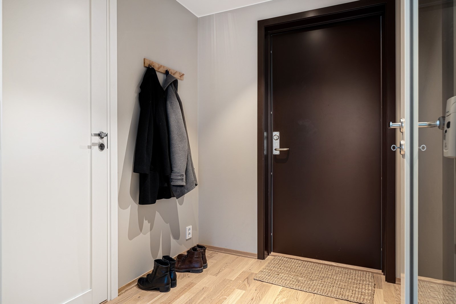 Når du kommer inn i leiligheten møtes du av en lys entré målt til 3,8 kvm. Her er det god plass for skoskap og oppheng for ytterbekledning. Galleribilde