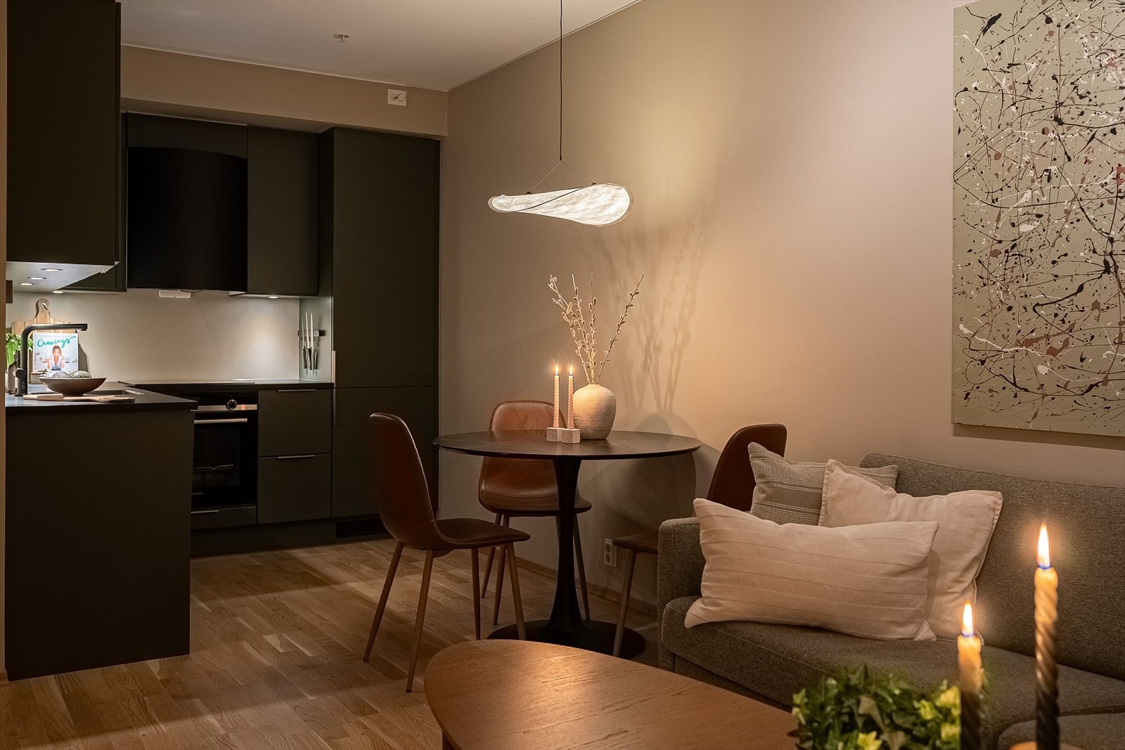 Kjøkkenet har integrerte hvitevarer fra Siemens som induksjonstopp, oppvaskmaskin og kjøl/frys. Galleribilde