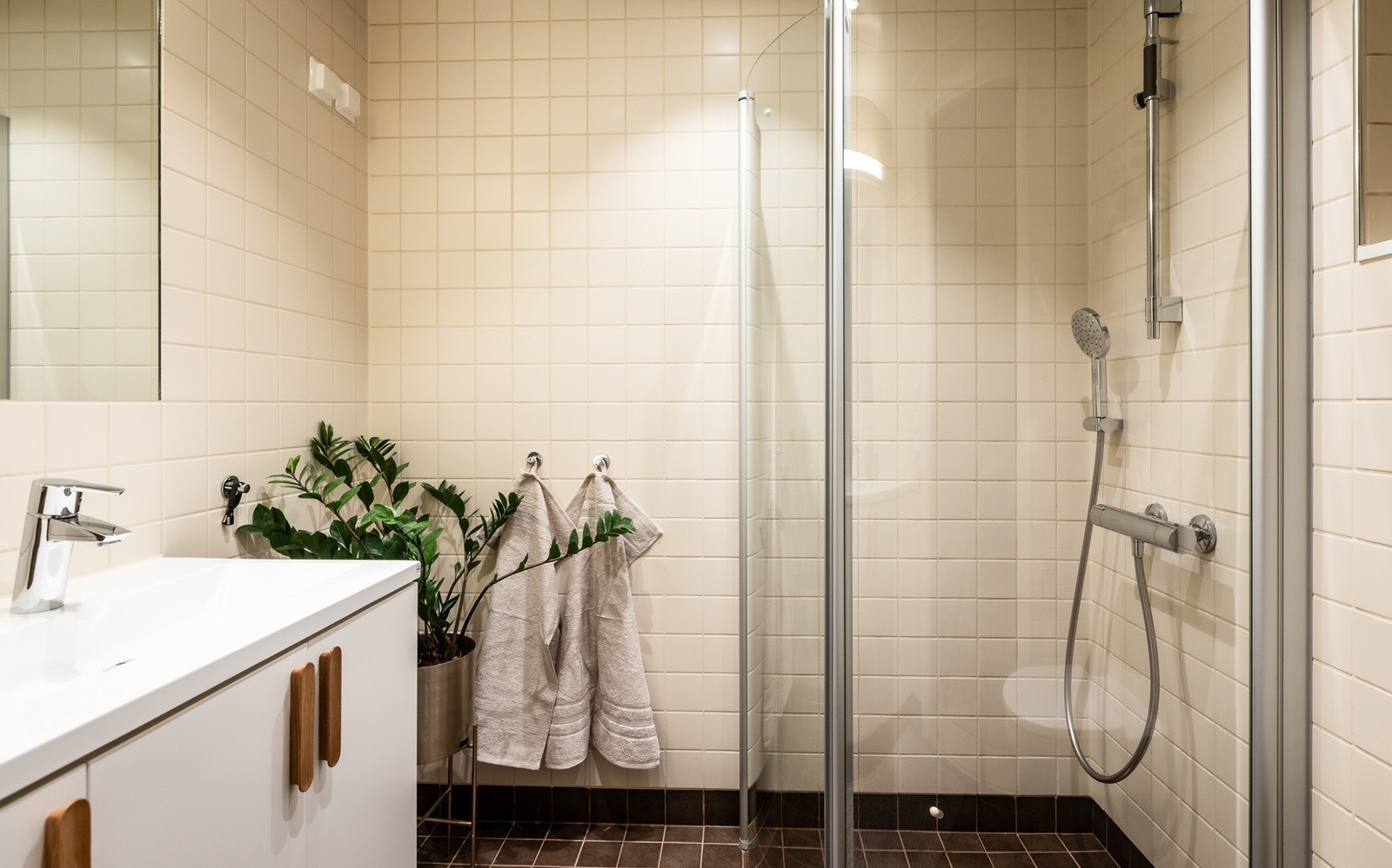 Bad 2 av 2: Dusjhjørne, WC og servant med oppbevaring. Galleribilde