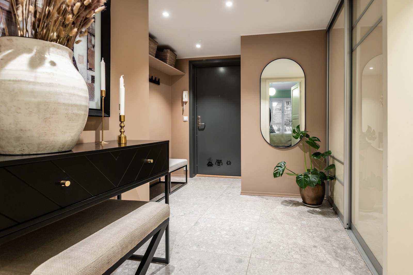 Stor gang med lekre fliser og delikat matchende farge på vegger. Romslig skyvedørsgarderobe. Galleribilde