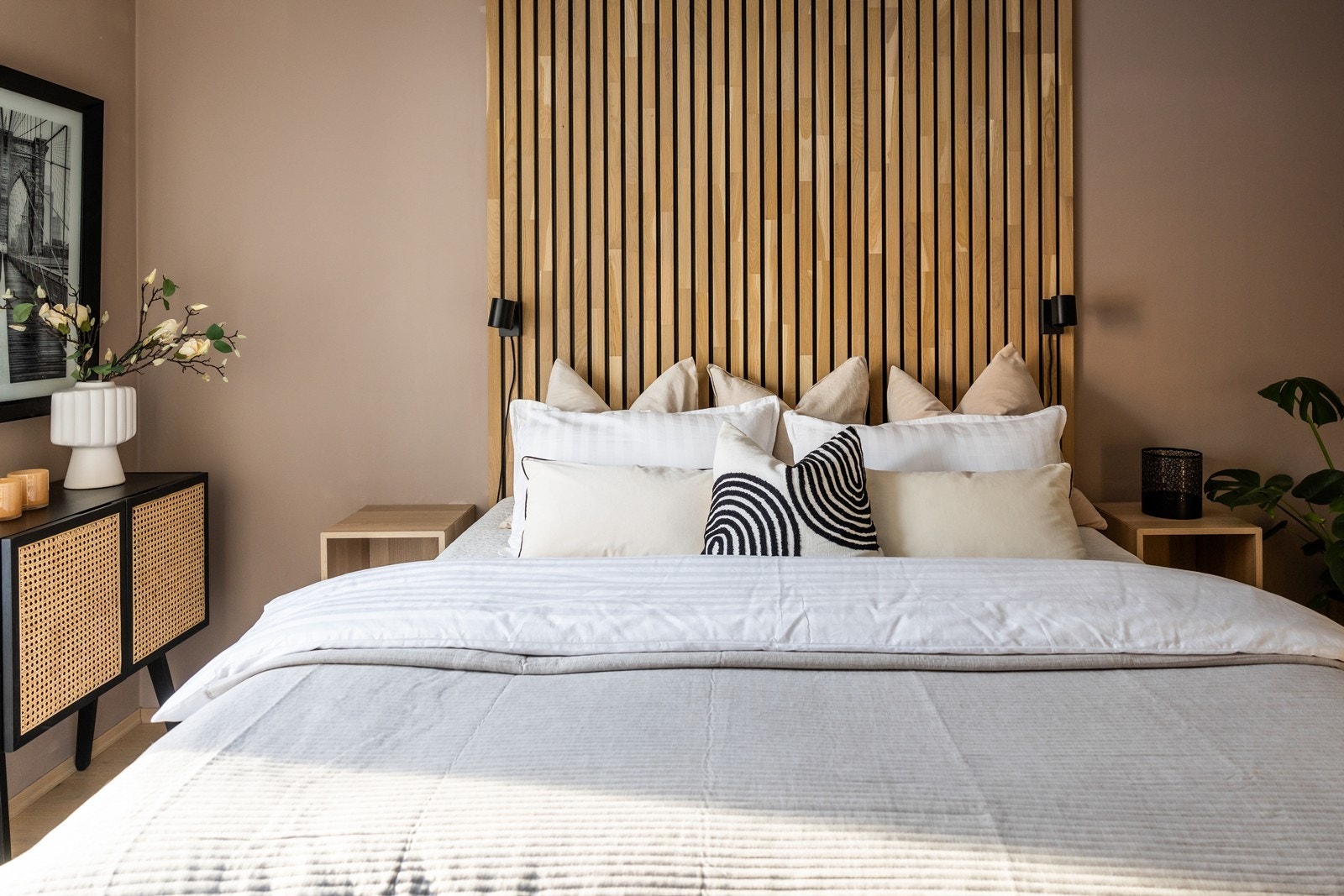 Soverom 1 av 3: Hovedsoverom med god plass til bred dobbeltseng. Galleribilde