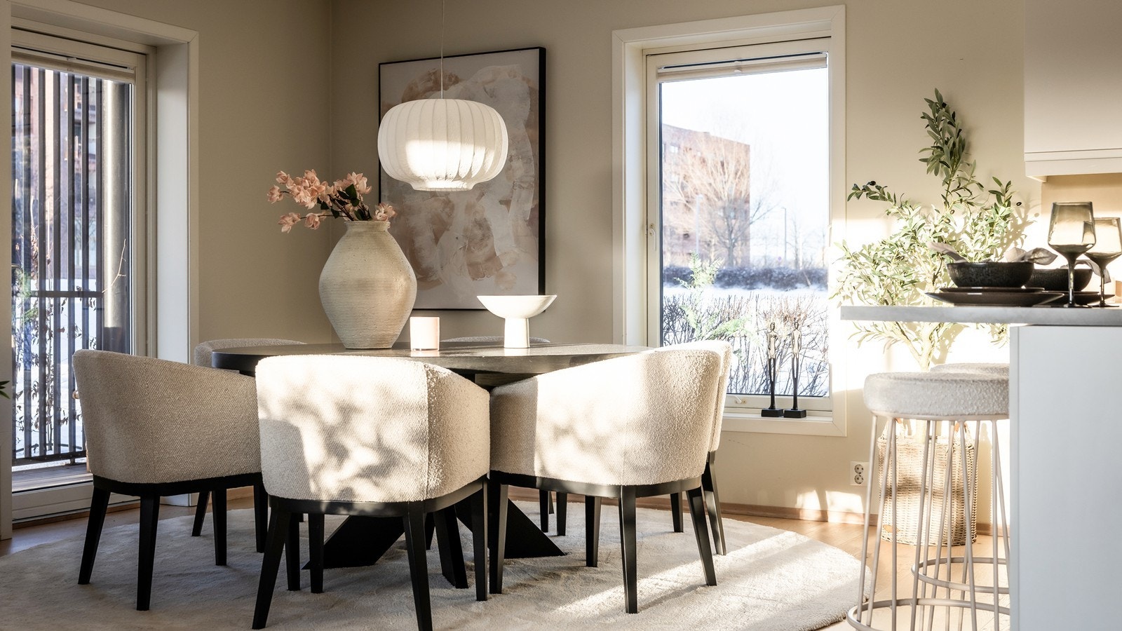 Spisestuen ligger litt tilbaketrukket fra stuen, vinduer på to sider gir et nydelig lys og setter stemningen både på dagtid og kveldstid. Galleribilde