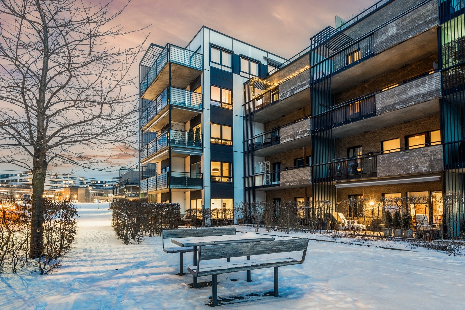 Rolig og idyllisk, god intern beliggenhet uten direkte innsyn. Kort vei til Fornebu S som man ser i bakgrunnen. Galleribilde