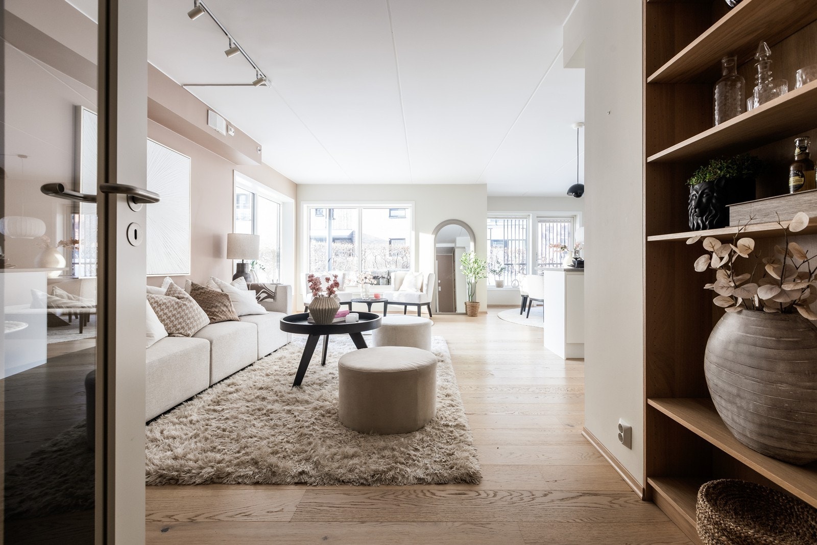 Stuen på dagtid, en veldig lys og luftig leilighet! Galleribilde