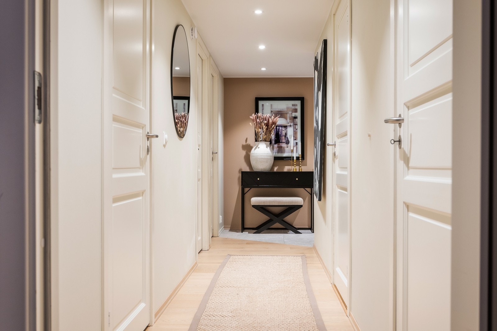 Hallen mellom de 3 soverommene og 2 badene. Galleribilde