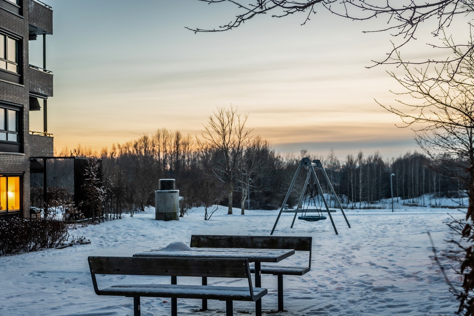 Utsyn ut mot Andedammen , Koksabukta ligger mot venstre. Rikelig med idylliske turveier og stier rett utenfor leiligheten. Kort vei til badestrender. Galleribilde