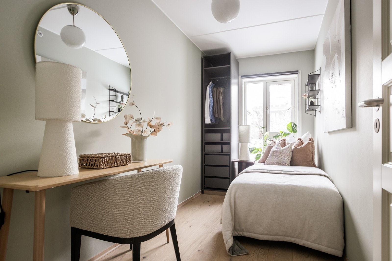 Soverom 2 av 3: Sovermmet har plass til både seng, skrivebord og garderobe. Galleribilde